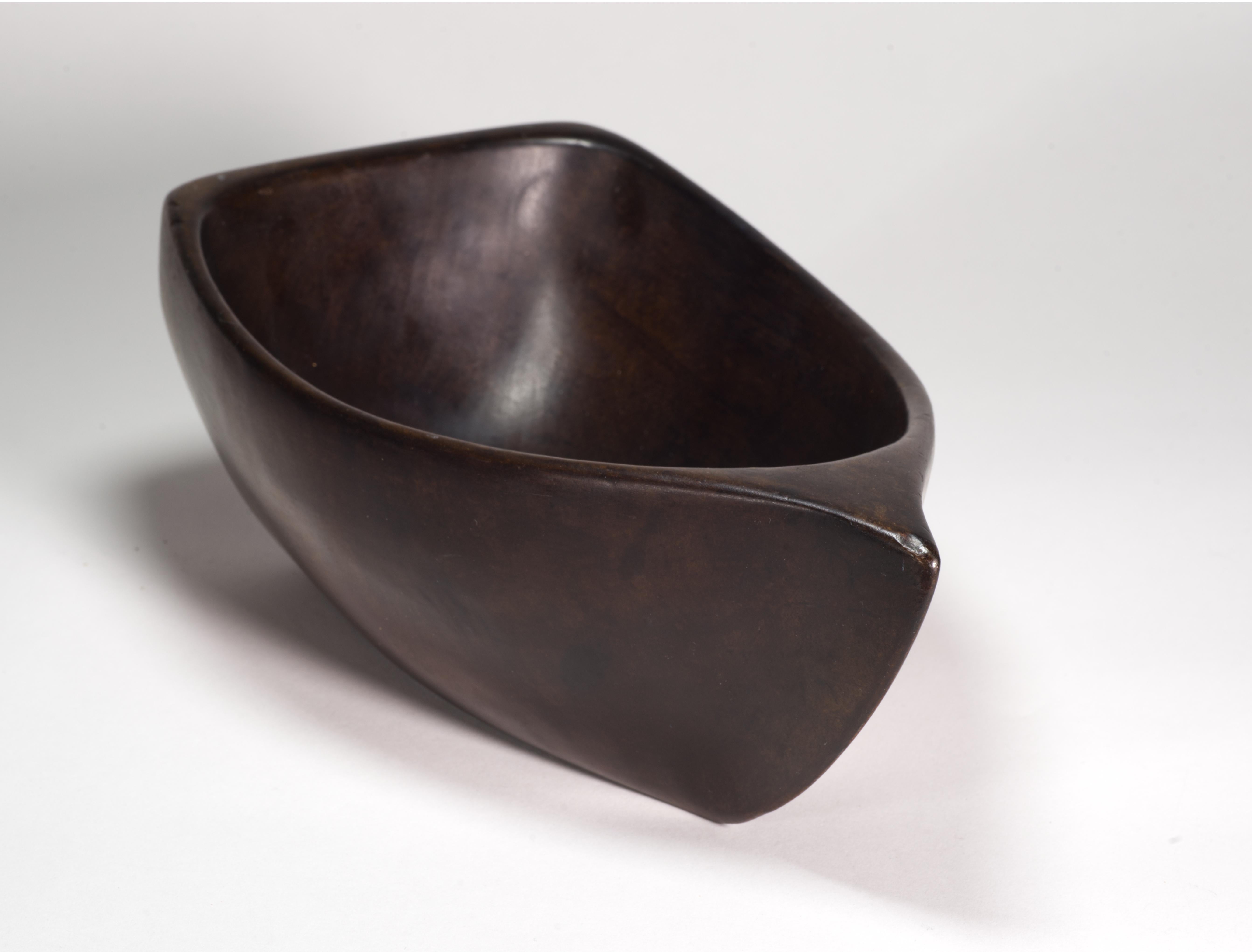 Mid-Century Modern Bol asymétrique en bois sculpté David Auld, années 1960 en vente