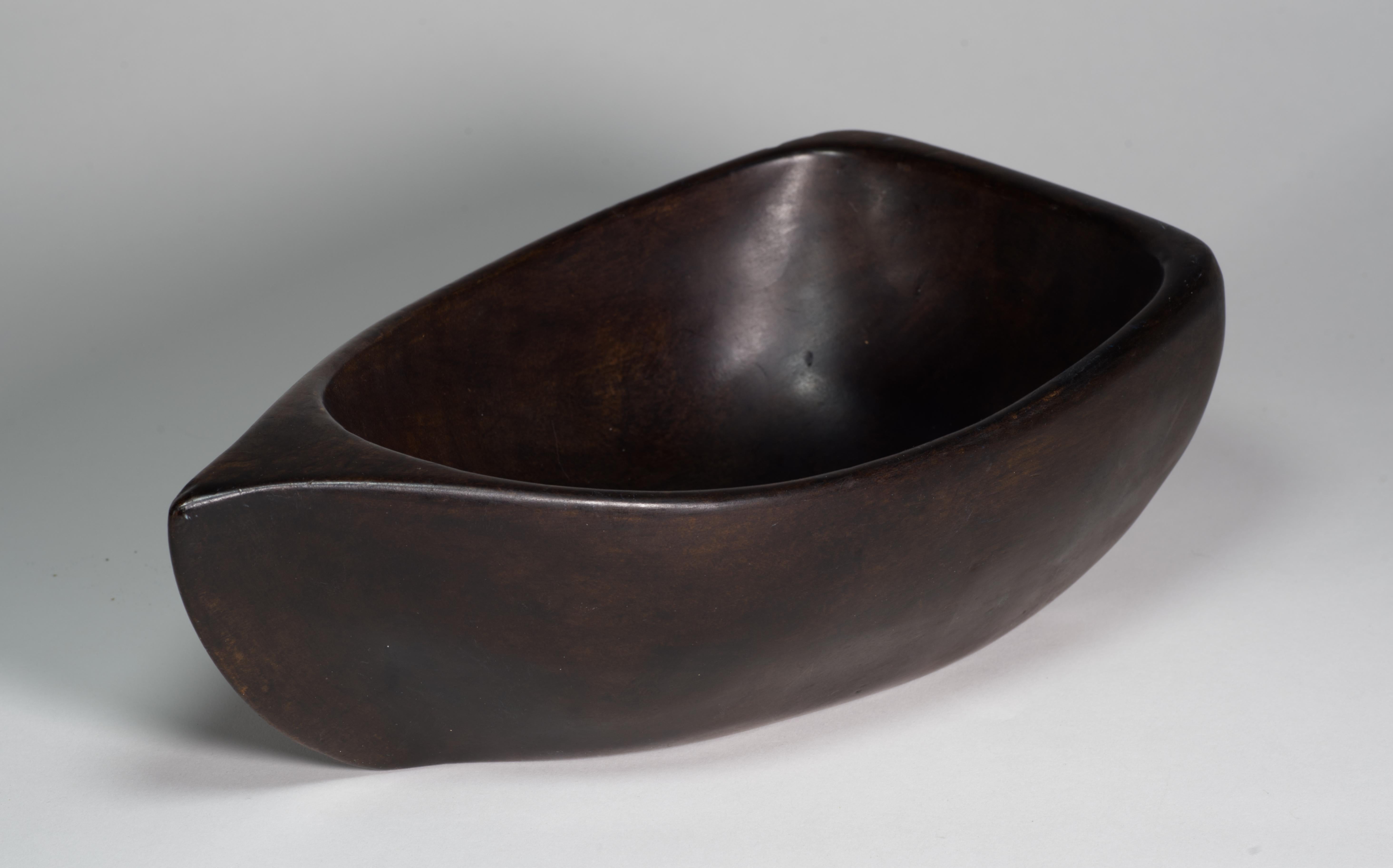 Haïtien Bol asymétrique en bois sculpté David Auld, années 1960 en vente