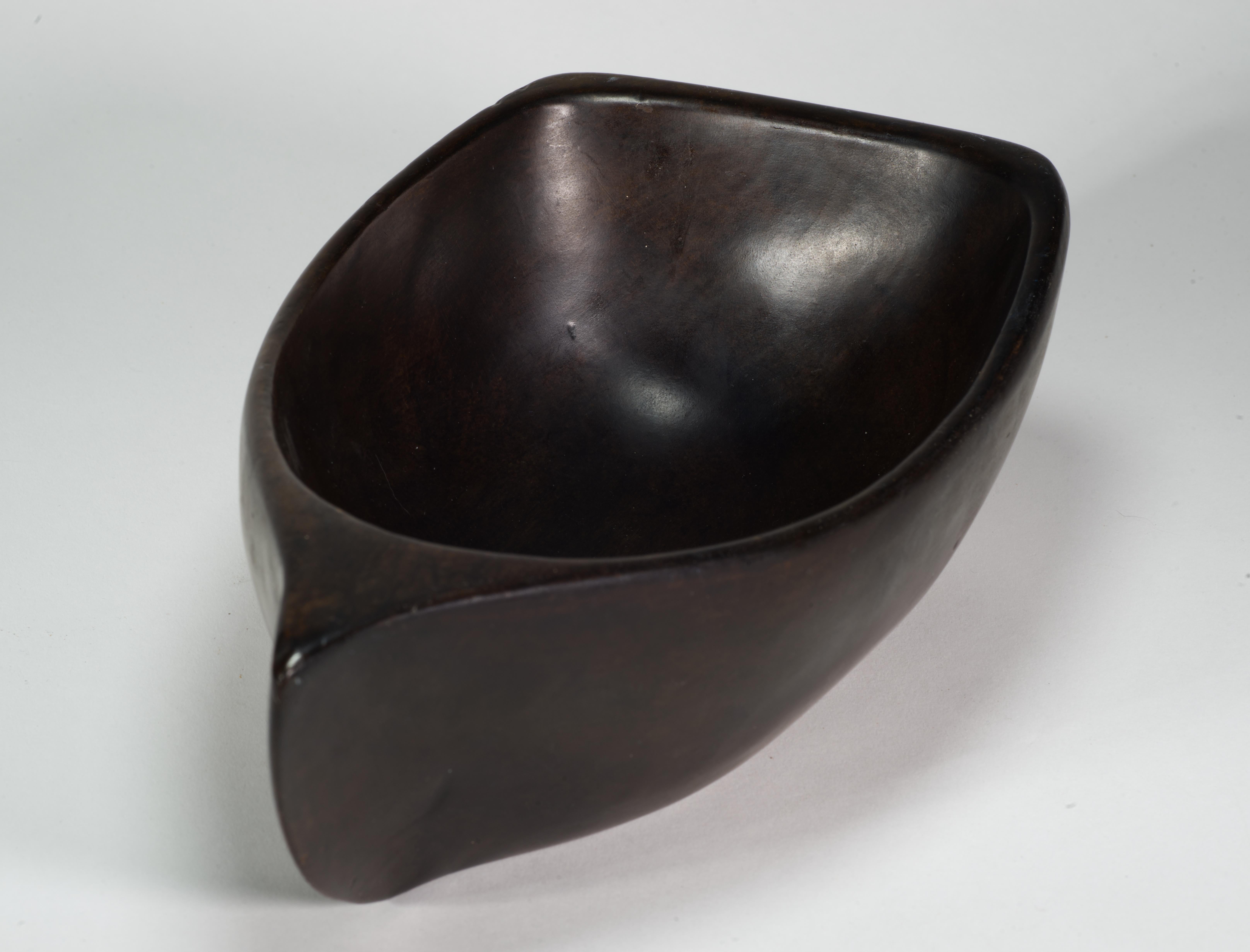 Bol asymétrique en bois sculpté David Auld, années 1960 en vente 1