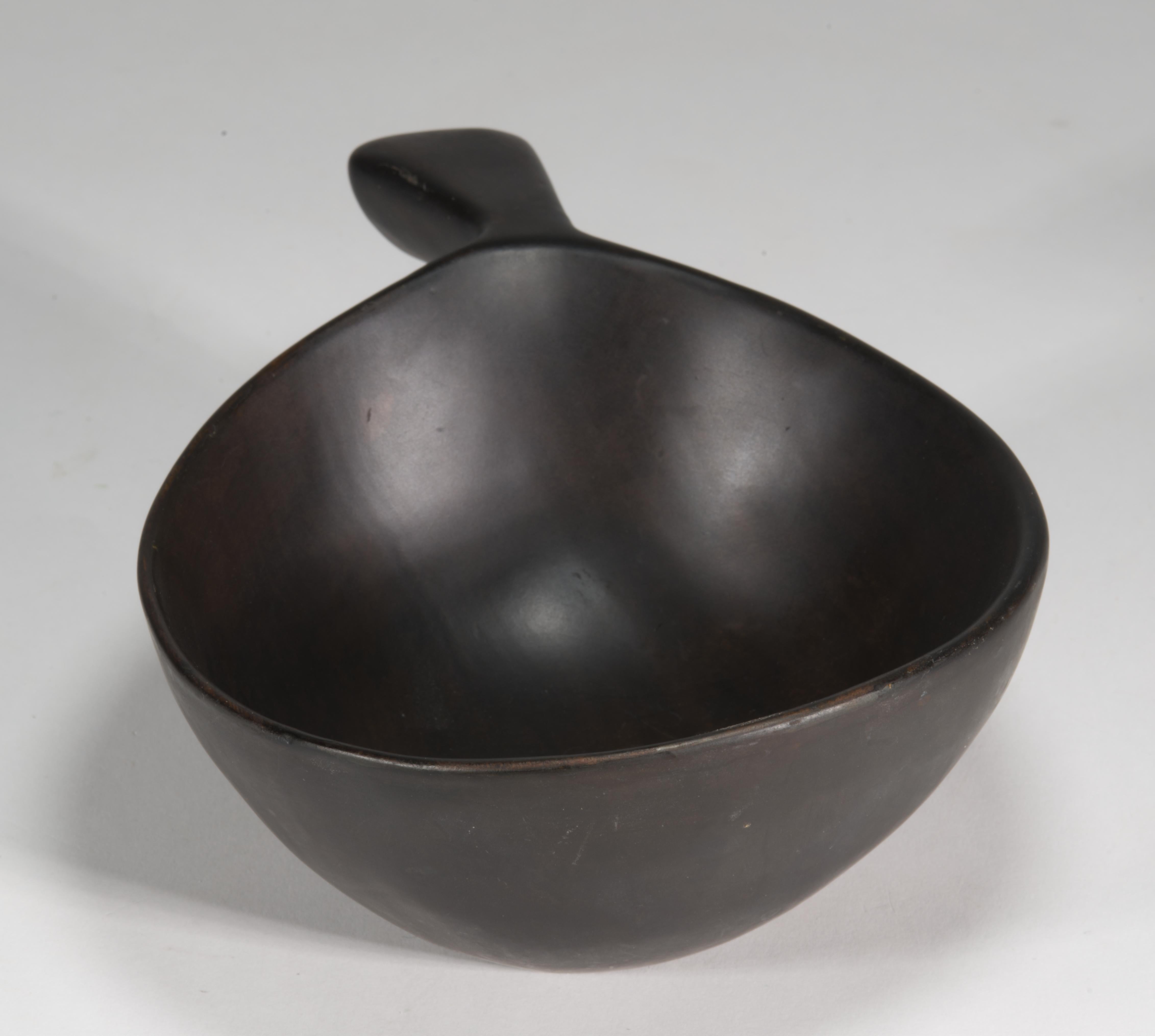 Bois David Auld Bol asymétrique en Wood Wood Wood avec anse, années 1960 en vente
