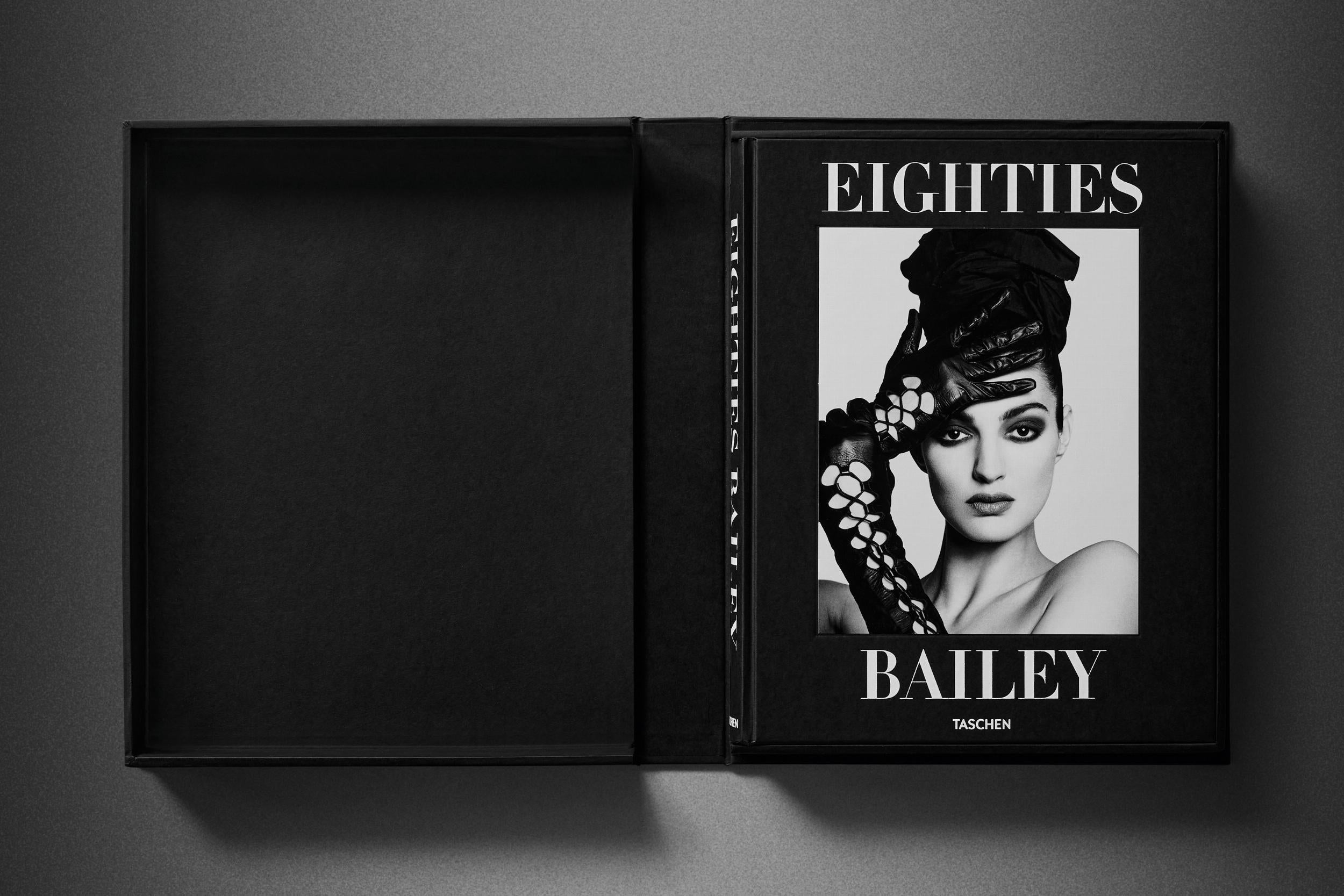 Edición artística (n.º 1-100) con el grabado firmado Yves Saint Laurent, 1981 y el libro Eighties en un estuche de concha de almeja, también firmado por David Bailey.
Impresión de chorro de tinta sobre papel perla Hahnemuhle, 15 x 15 pulg. (tamaño