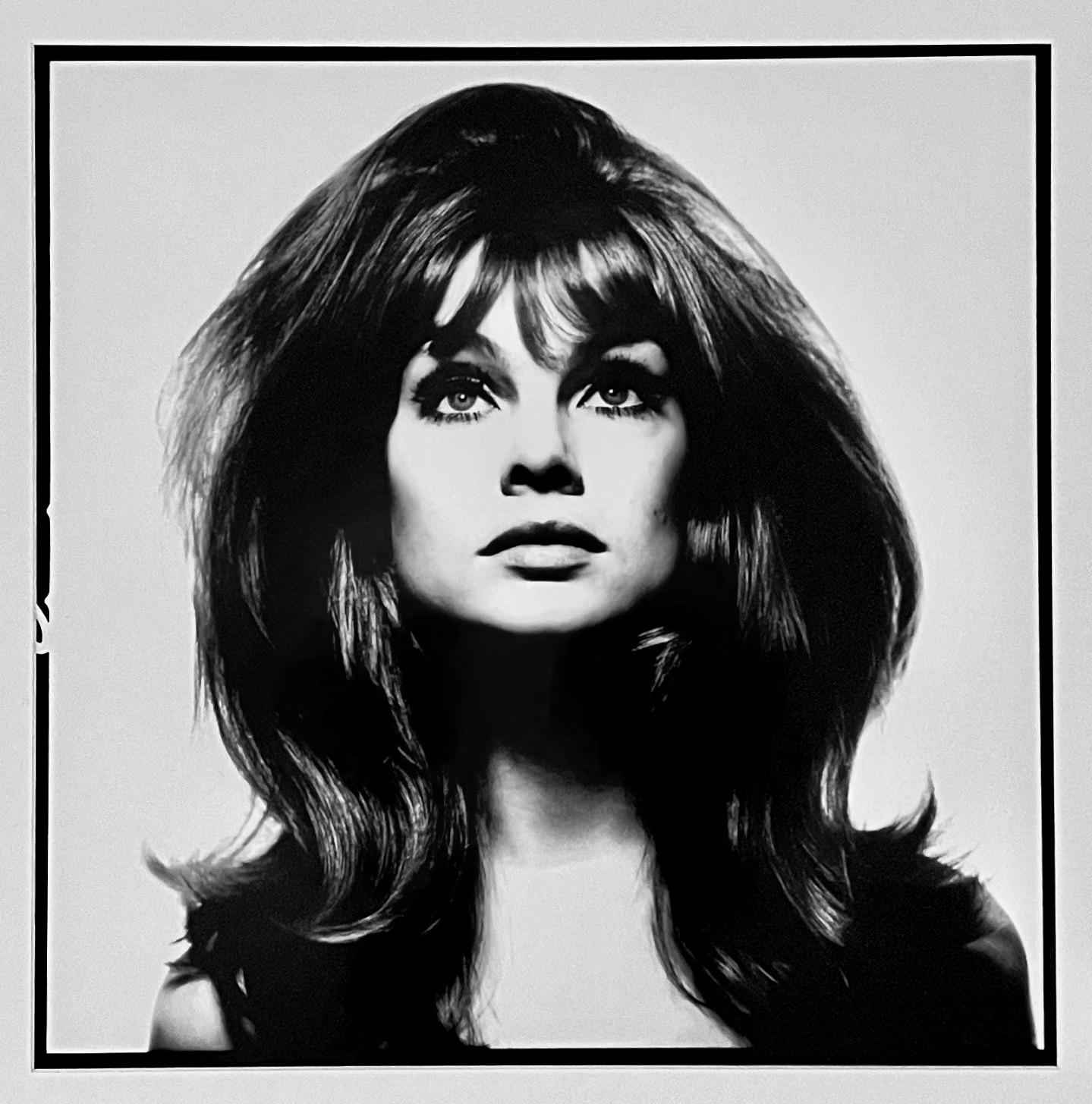 Jean Shrimpton (Kasten mit Anstecknadeln) – Photograph von David Bailey