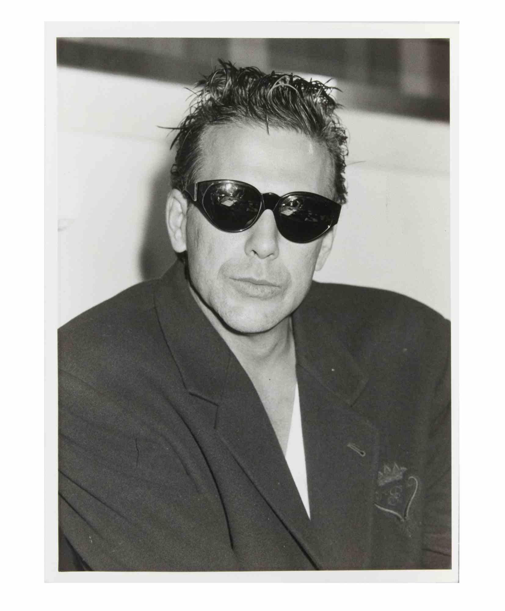 Black and White Photograph de David Bailey - Retrato en blanco y negro de Mickey Rourke de los años 80