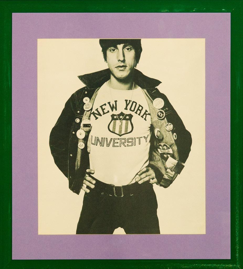 Michael Cooper, fotógrafo, más que vestirse se disfraza. Y su hijo de dos años lleva exactamente la misma ropa.

Tamaño arte: 14" x 12

Tamaño del marco: 19 1/2" x 17 1/2 

En estera lavanda a medida con verde Brit racing