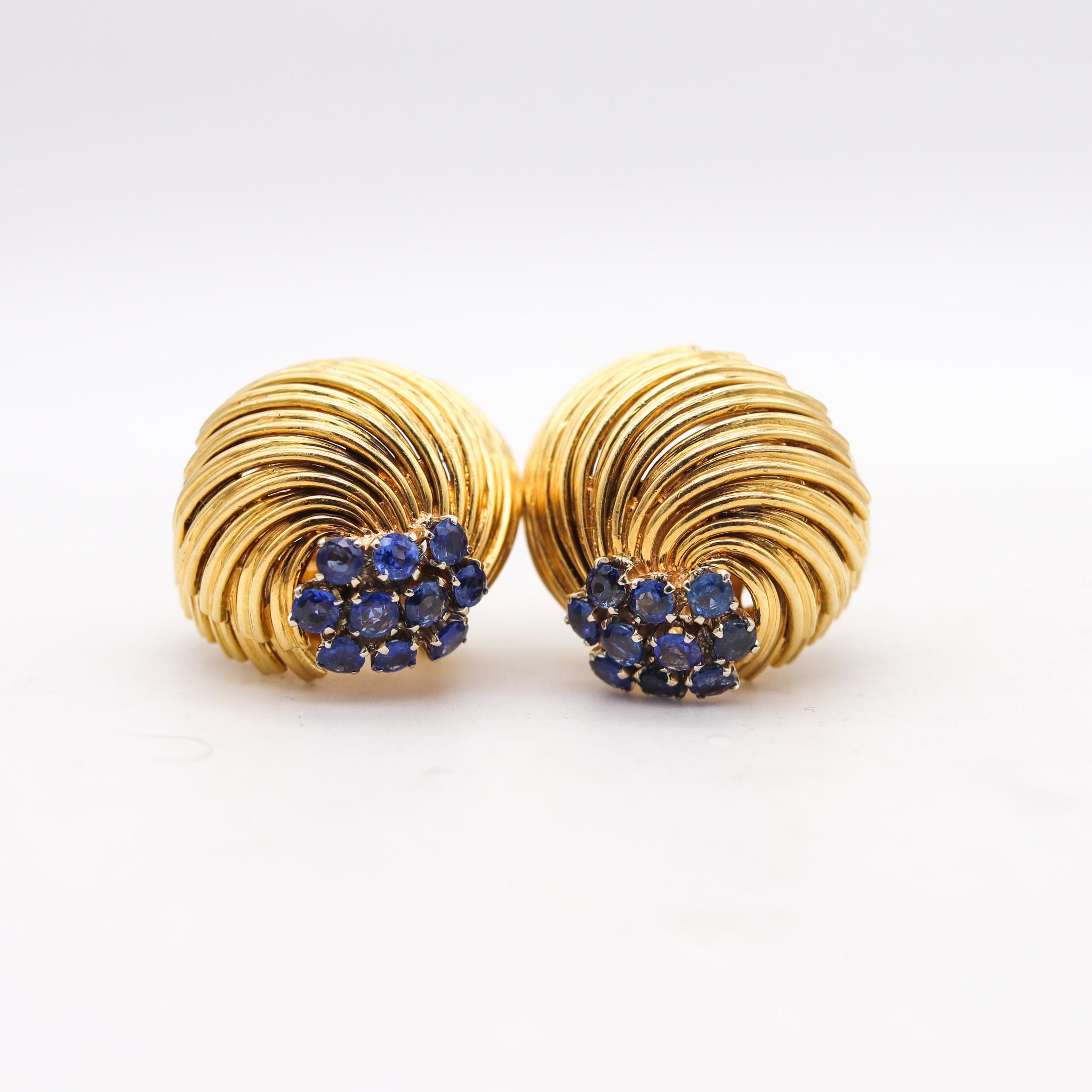 Ohrclips entworfen von David Balogh.

Hervorragendes Paar Clip-Ohrringe von David Balogh aus den 1960er Jahren. Dieses modernistische Paar wurde in einer Bombenform aus massivem 18-karätigem Gelbgold mit polierter Oberfläche gefertigt. Ausgestattet
