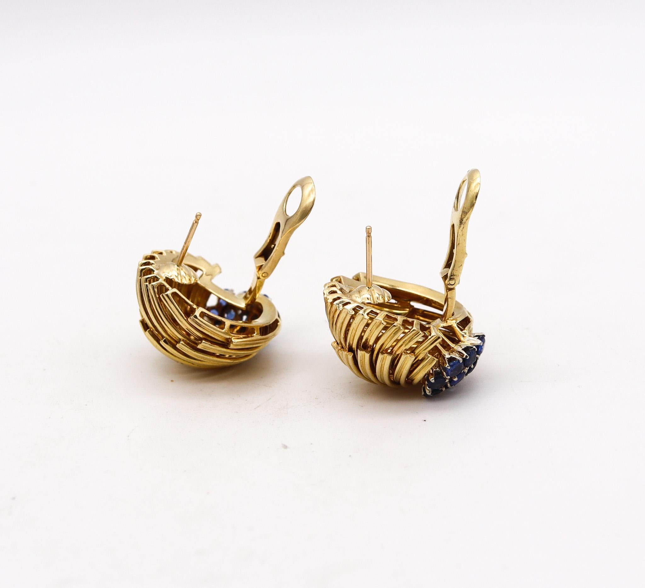 Taille ronde David Balogh 1960 Ear Clips en or jaune 18Kt avec 2.04 Ctw en saphirs bleus en vente
