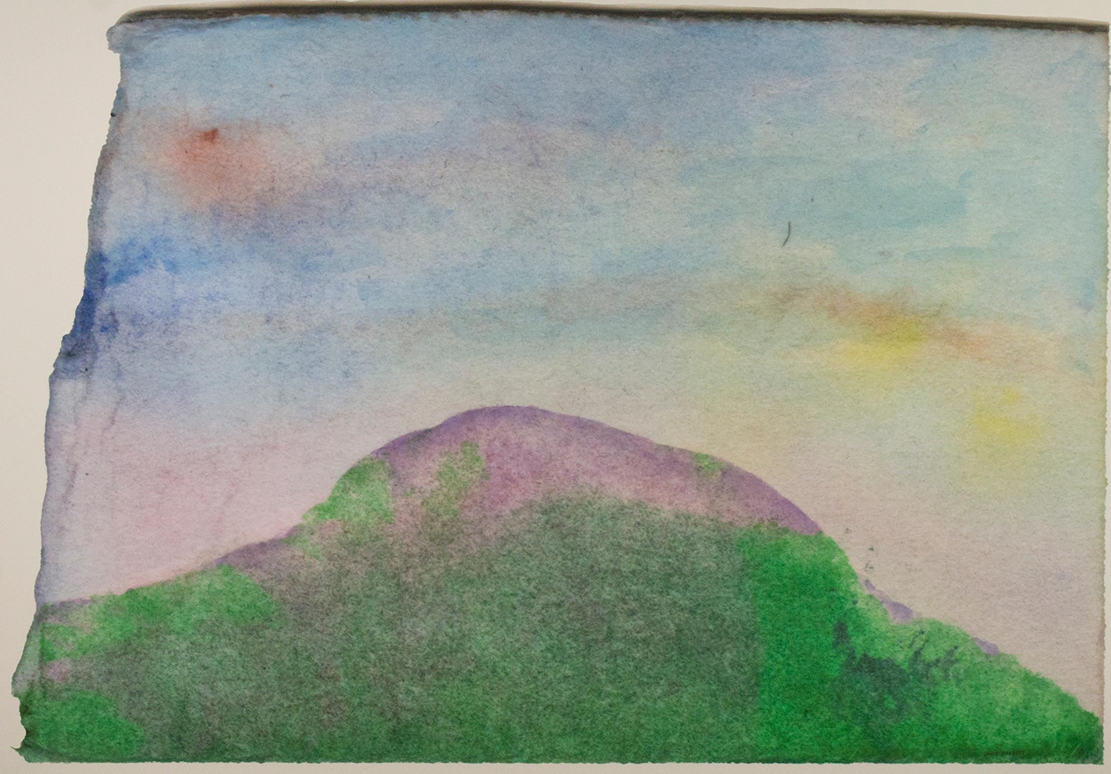 "Purple Mountain with Boomerang" ist ein Original-Mixed-Media-Werk von David Barnett, signiert in der unteren linken Ecke. Dieses winzige Gemälde zeigt einen Berg, lila über der Baumgrenze. Der Himmel ist in Purpur-, Blau- und Goldtöne
