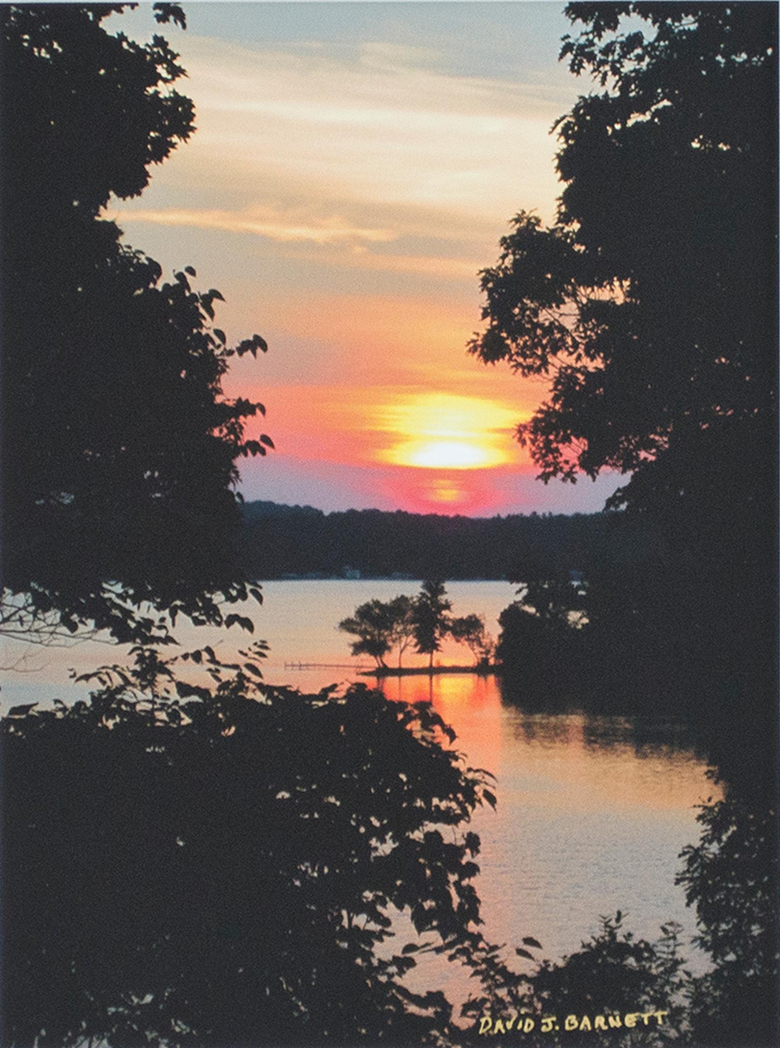 "Beaver Lake Sunrise, 9-6-2016" est une photographie originale d'art de David Barnett, imprimée avec de l'encre jet d'encre d'archive et signée en bas à droite. Il représente un coucher de soleil coloré et nuageux sur le lac des Castors. Des