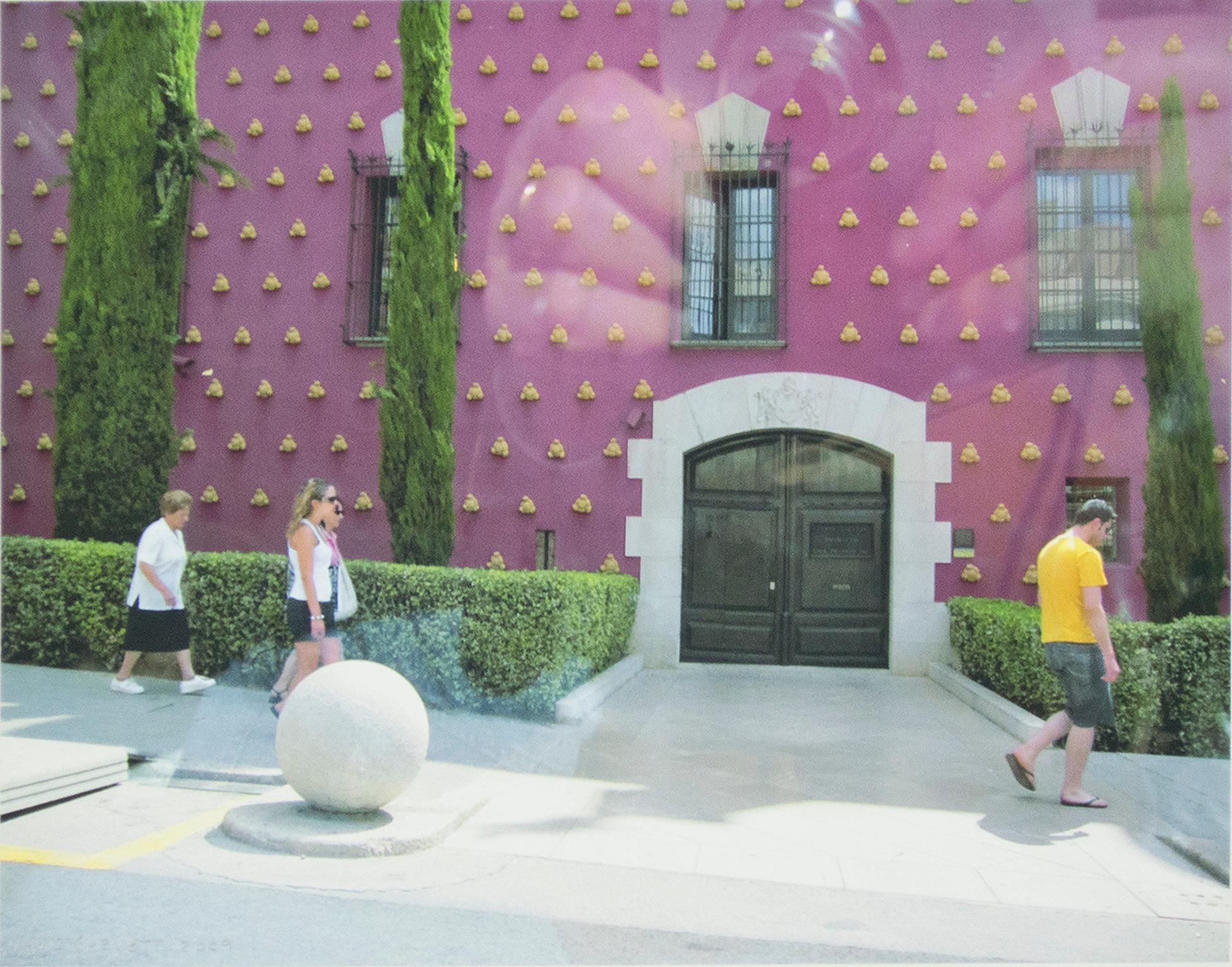 "Entrance to the Salvador Dali Museum-Kadesh, Spain Self-Portrait Reflection" ist ein originales Kunstfoto von David Barnett, signiert und datiert unten links.  Auf dem Bild sind die leuchtend violetten, gelb gesprenkelten Wände des Dalimuseums