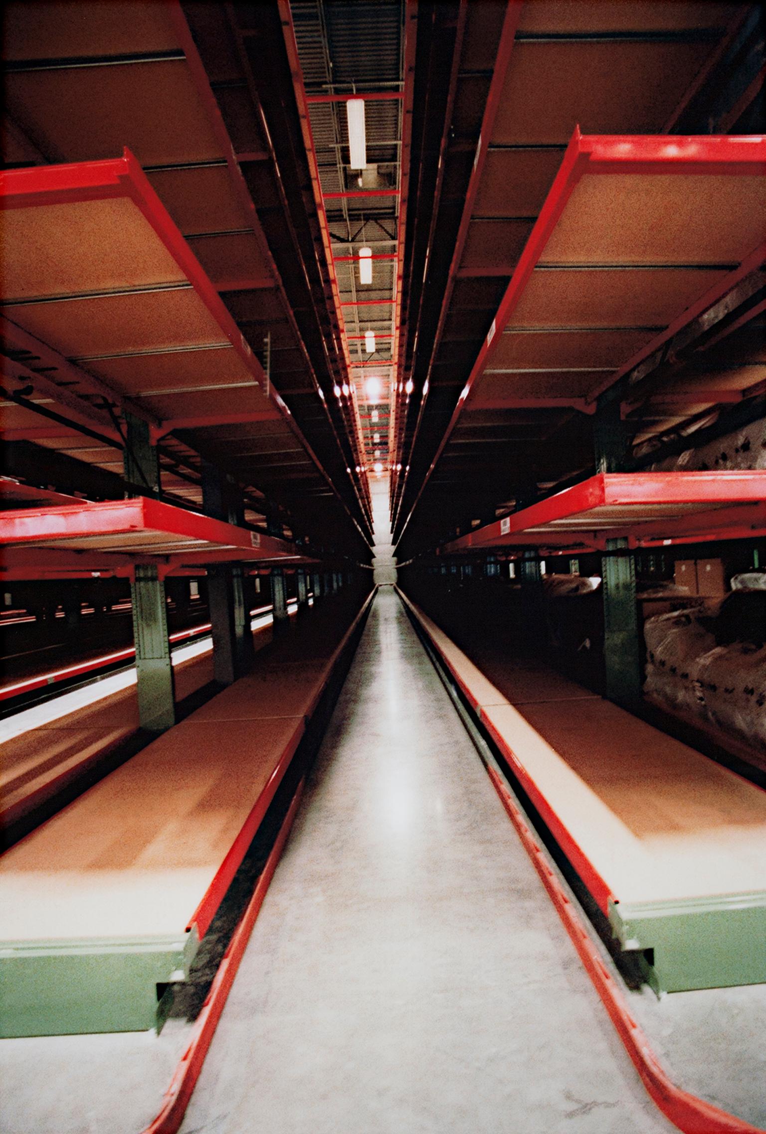 "Steinhafel's Warehouse Series, Silent Steel Forest" est une photographie d'art originale tirée d'un film 35 mm par David Barnett. Il représente l'intérieur d'un entrepôt d'un magasin de meubles. 

48" x 32" art
cadre de 57 5/8" x 41 1/2

David