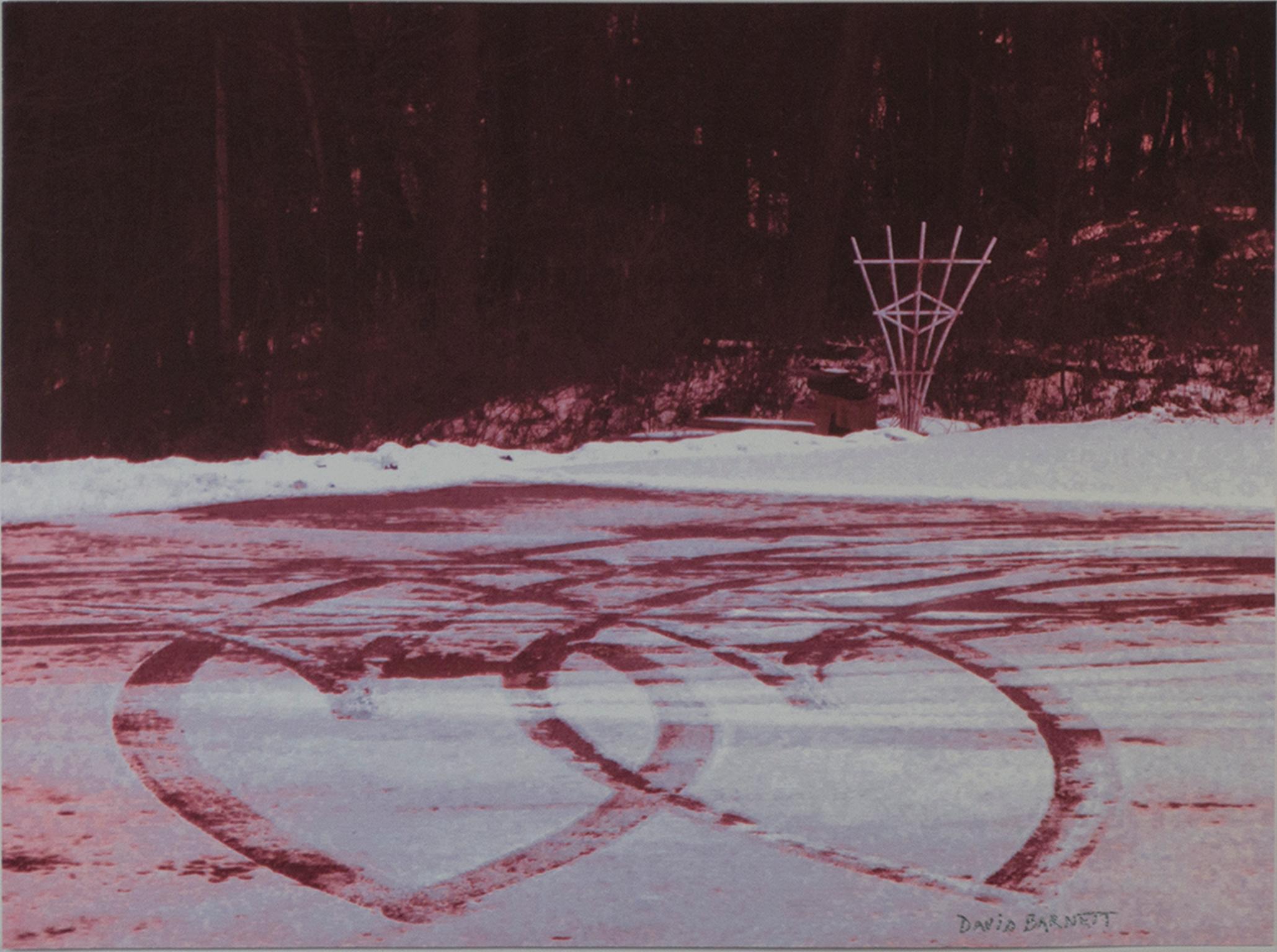 "Tracks of Love" ist eine Original-Fotografie von David Barnett, die in Schwarz-Weiß aufgenommen und rot eingefärbt wurde. Es ist in der rechten unteren Ecke signiert. Es zeigt einen zugefrorenen See mit Schlittschuhspuren, die zwei sich drehende