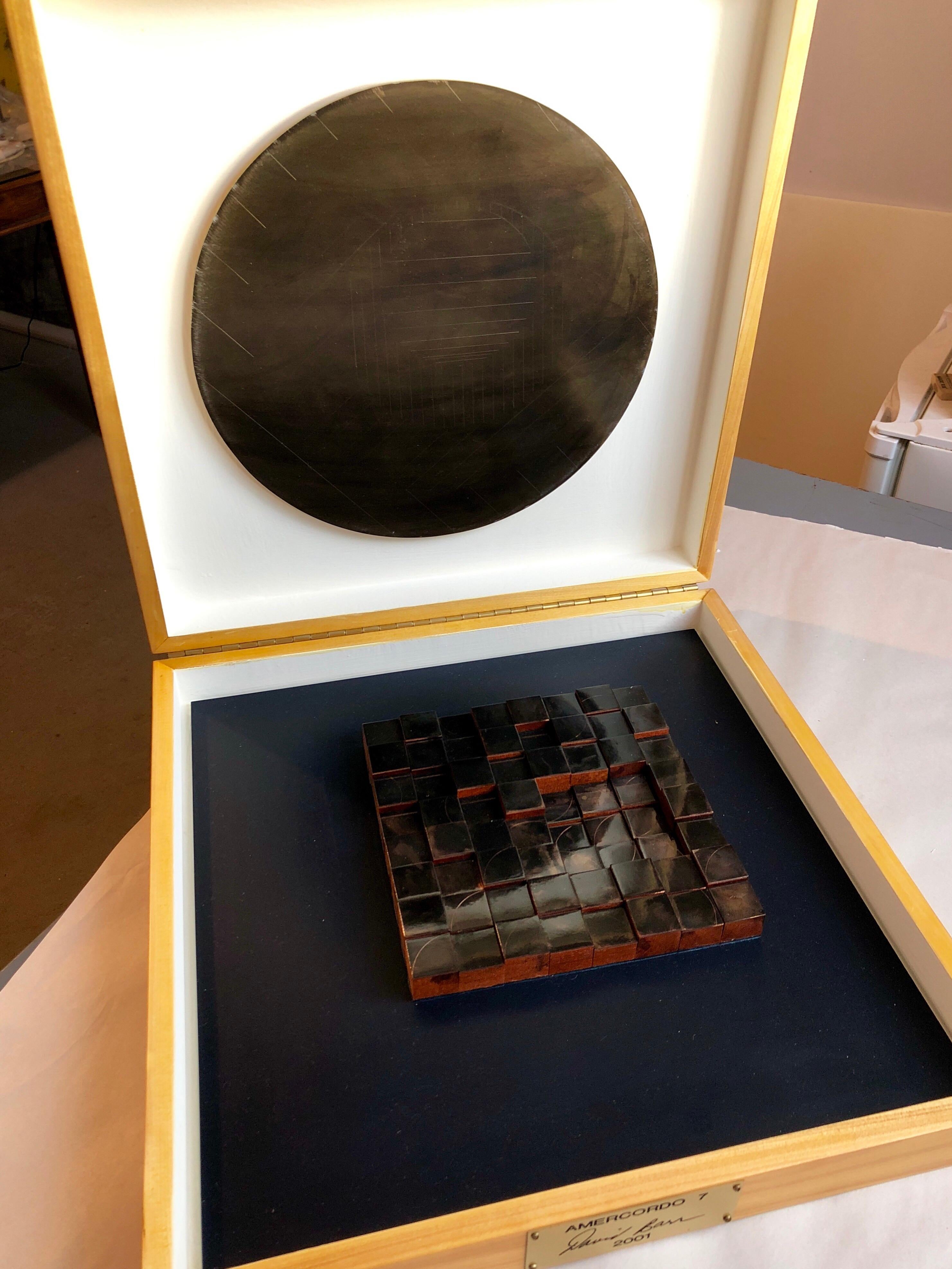 David Barr Abstract Sculpture – Modernistische Detroit-Tischskulptur aus Holz mit Collage-Kasten, Americordo-Kupfer-Assemblage, Detroit