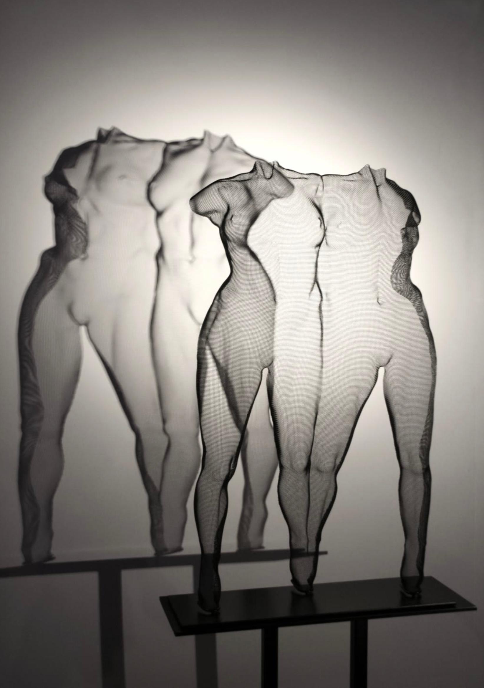 David Begbie Figurative Sculpture – ISUU, 2018, Stahlgeflecht-Skulptur