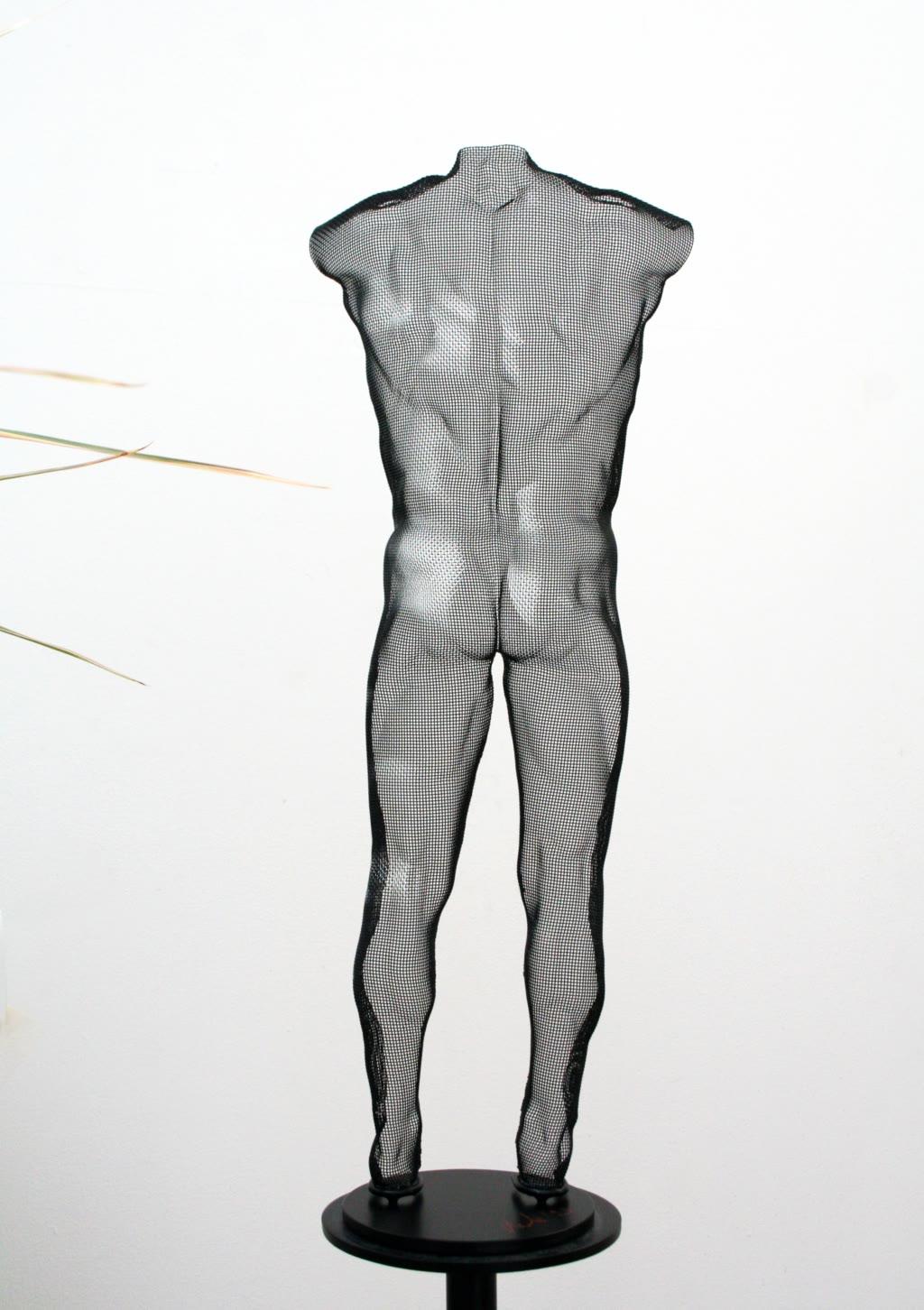 OZO, 2021, Scultura in rete d'acciaio - Nude Sculpture Grigio di David Begbie