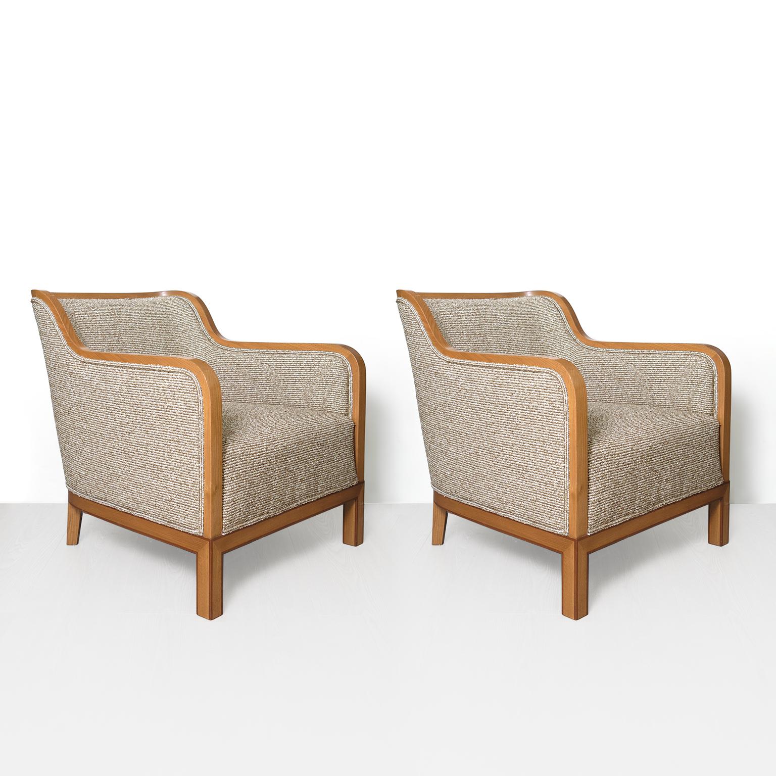 Ein feines Paar schwedischer Art-Deco-Sessel aus Ulmenholz mit Mahagoni-Furnierstreifen, entworfen von David Blomberg und hergestellt von Nordiska Kompaniet in Stockholm, um 1930. Dieses Paar hat eine sehr schöne Größe und eine perfekt abgestimmte