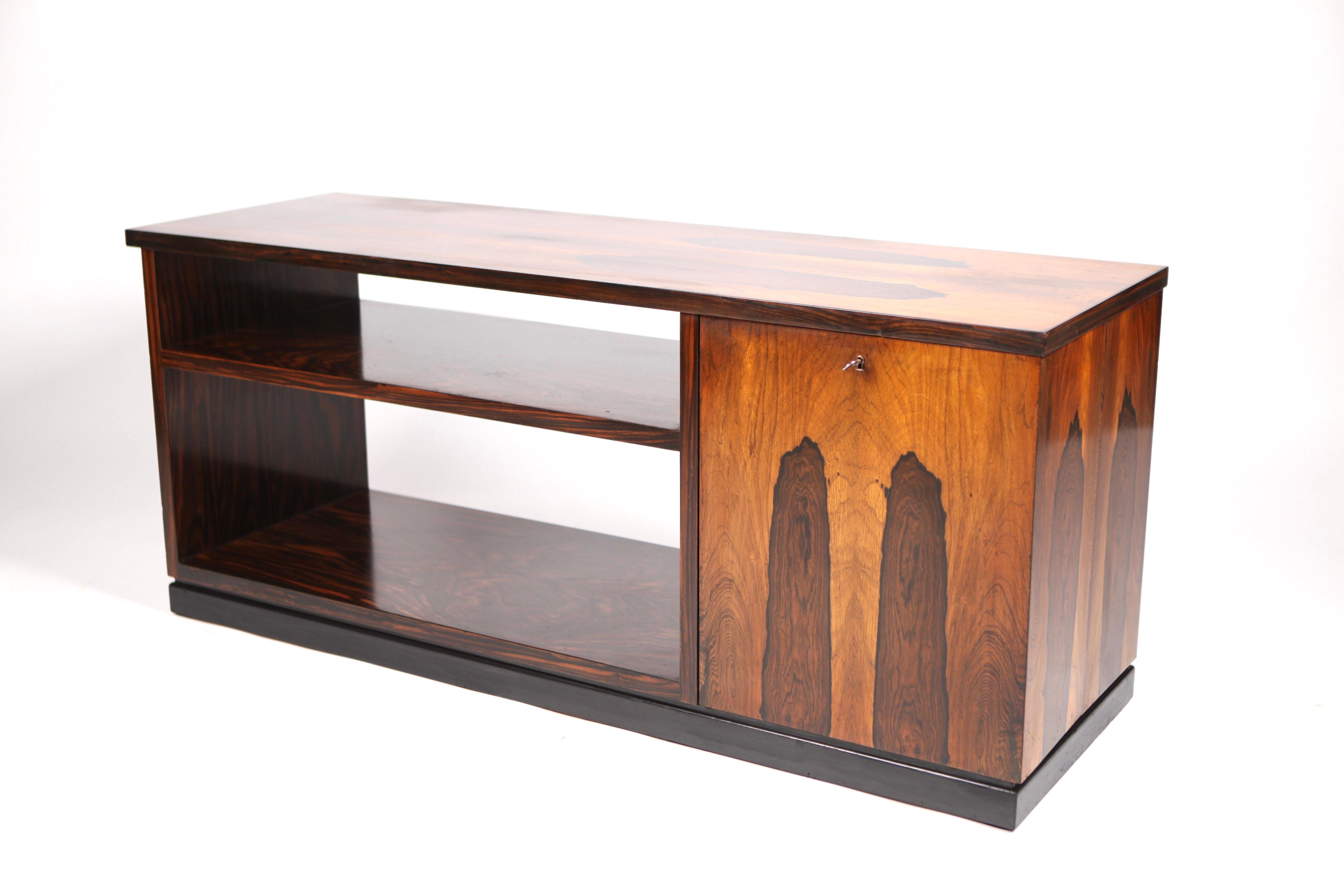 Art Deco bar cabinet by Swedish designer David Blomberg (1874-1962).
Executed in rosewood in the 1930s in Stockholm.
Excellent vintage condition.
Original key included.