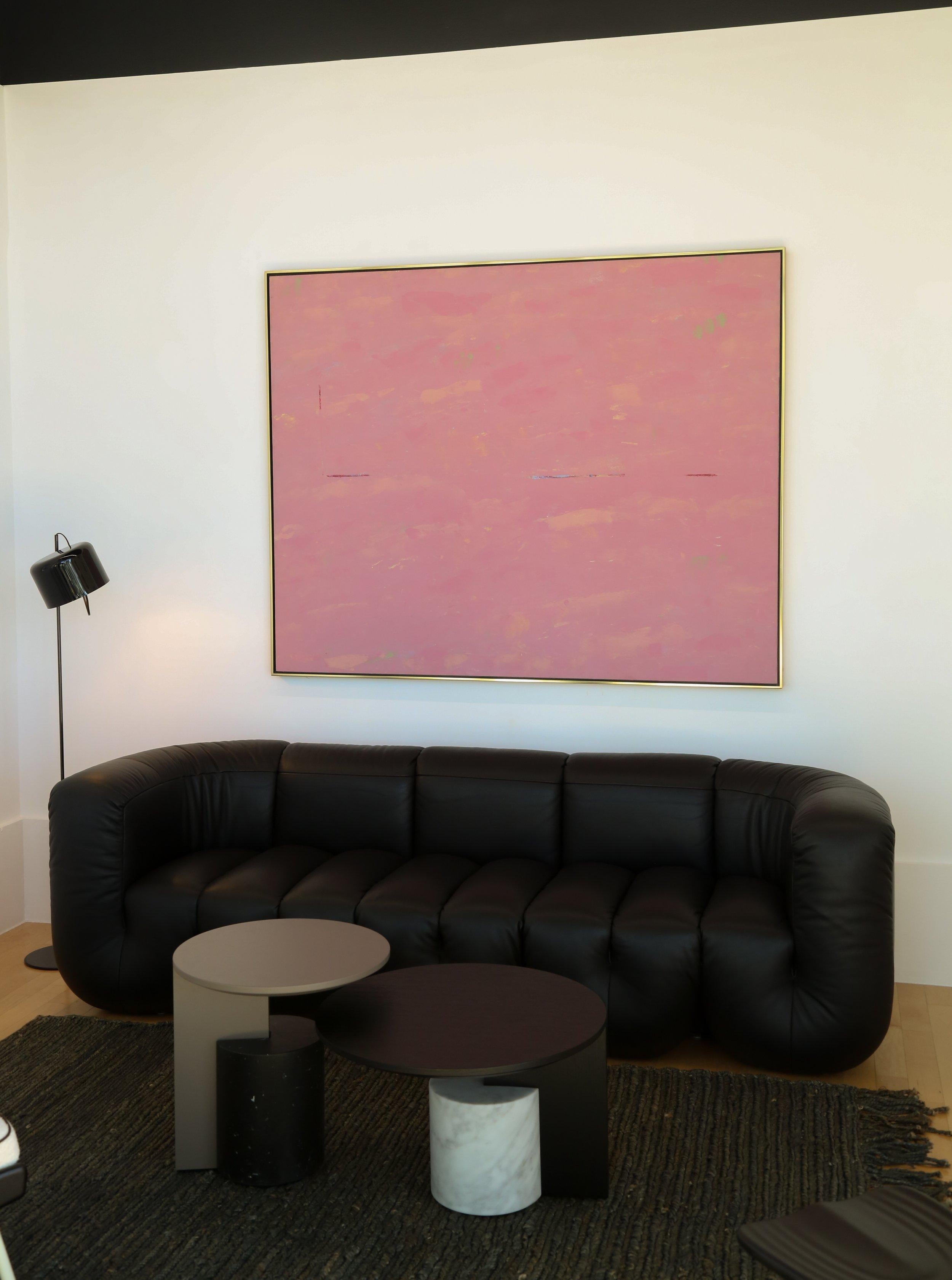 Questo squisito dipinto monocromatico del 1971 mette in mostra la padronanza del colore e delle sfumature di David Bolduc.  Dedicata a una tenue tonalità di rosa, la tela vive di sottili variazioni di tono, rivelando l'applicazione magistrale della