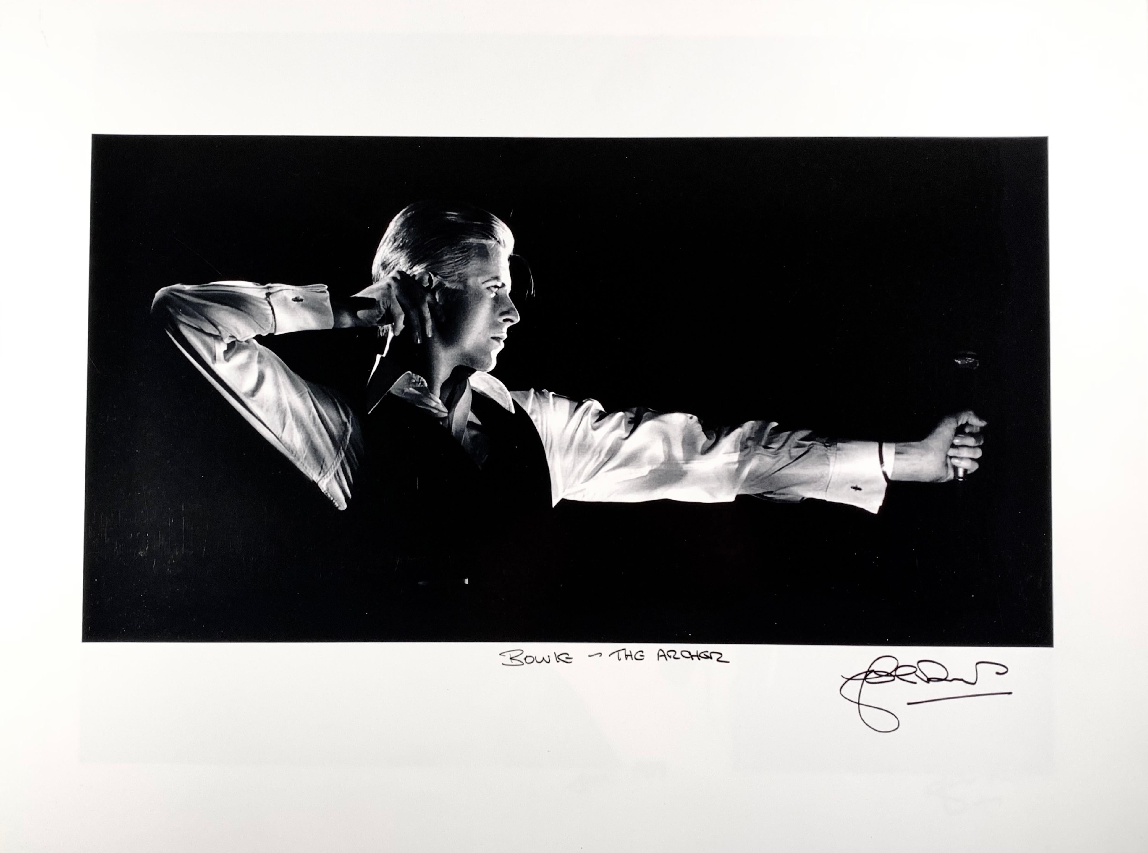 Der famose kanadische Fotograf John Robert Rowlands fotografiert seit 1960 prominente Musiker, und in den 61 Jahren seiner Tätigkeit hat ihn seine Arbeit um die ganze Welt geführt. Er hat so legendäre Künstler wie David Bowie, Jimi Hendricks, Bob