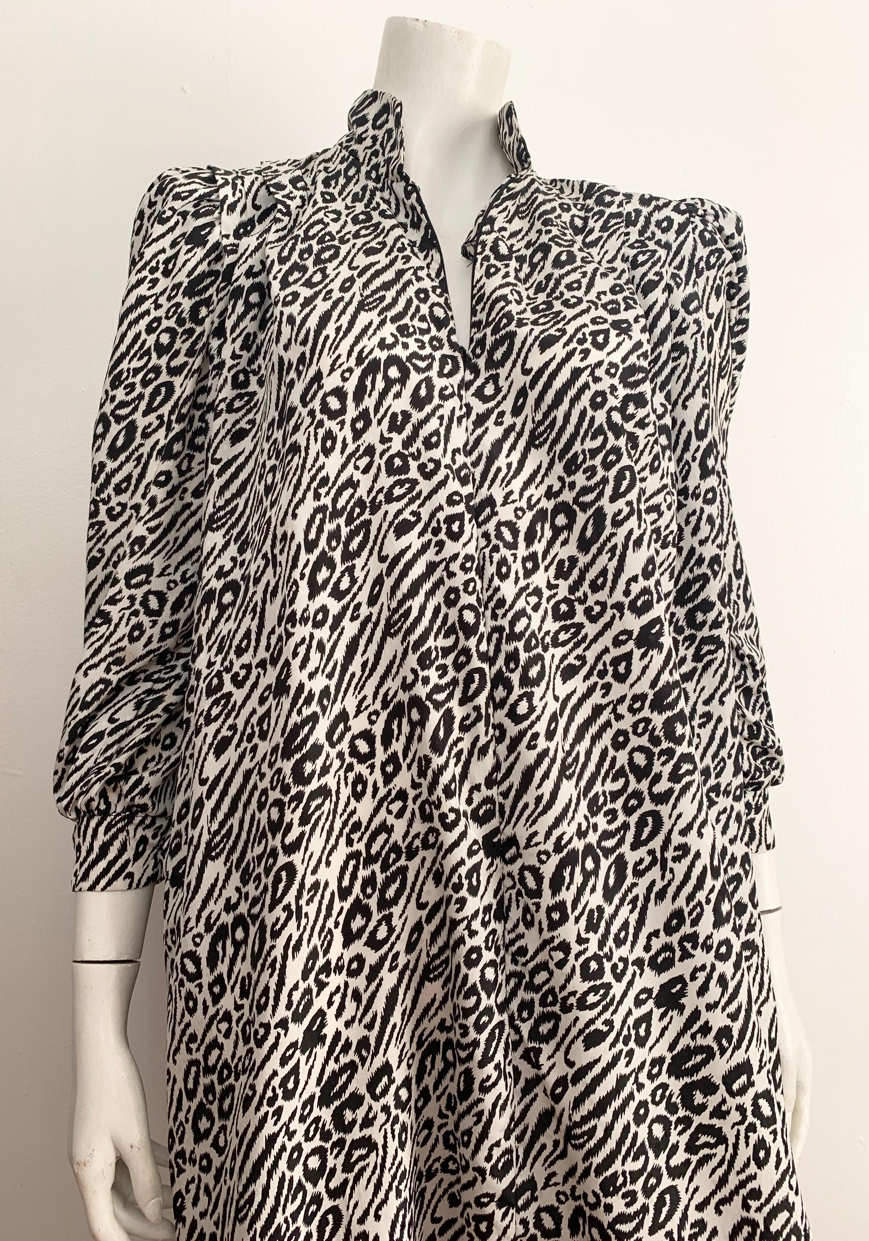 David Brown for Saks Fifth Avenue 1980s black & white print pattern with pockets is labeled a size X-SMALL but this will fit all sizes and belted. 
Belted this will fit a size 4 easily and will fit a size 12 just as easy.
Zipper front.
No shoulder