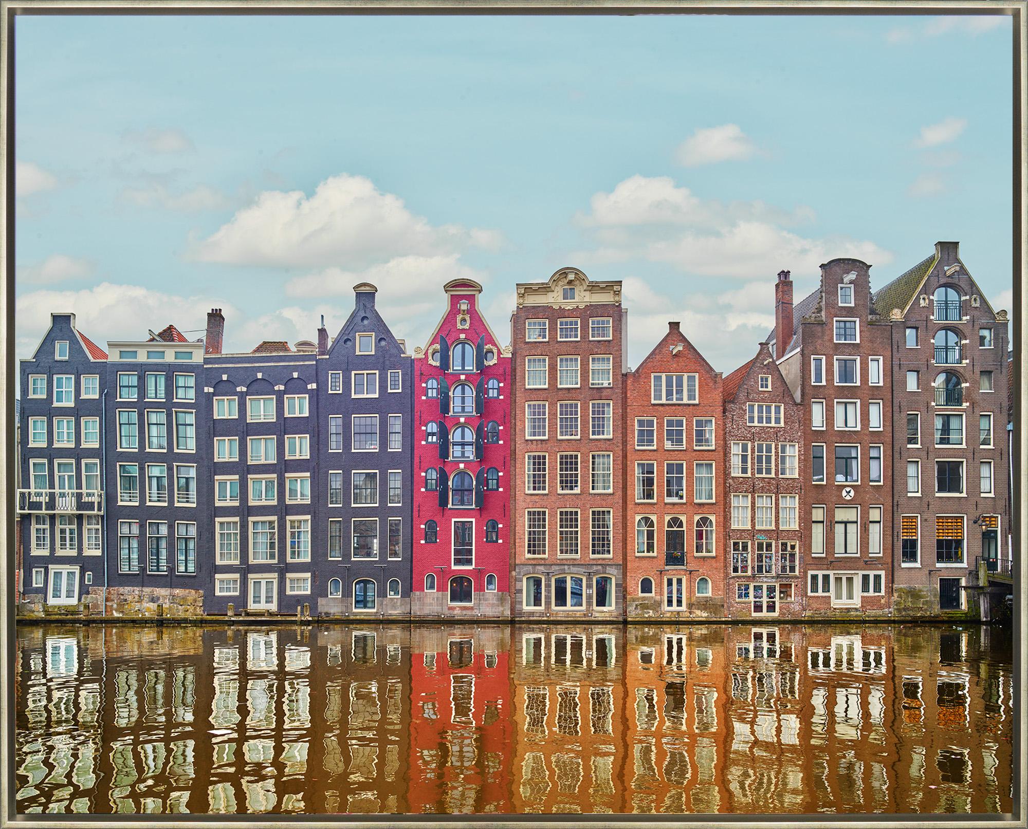 „Amsterdam-Kanal, Niederlande“, Gebäudefotografie auf Aluminium gerahmt – Photograph von David Burdeny