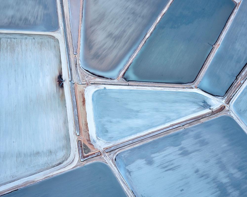 Landscape Photograph de David Burdeny - Blue Ponds 02, Bahía del Tiburón, Australia Occidental