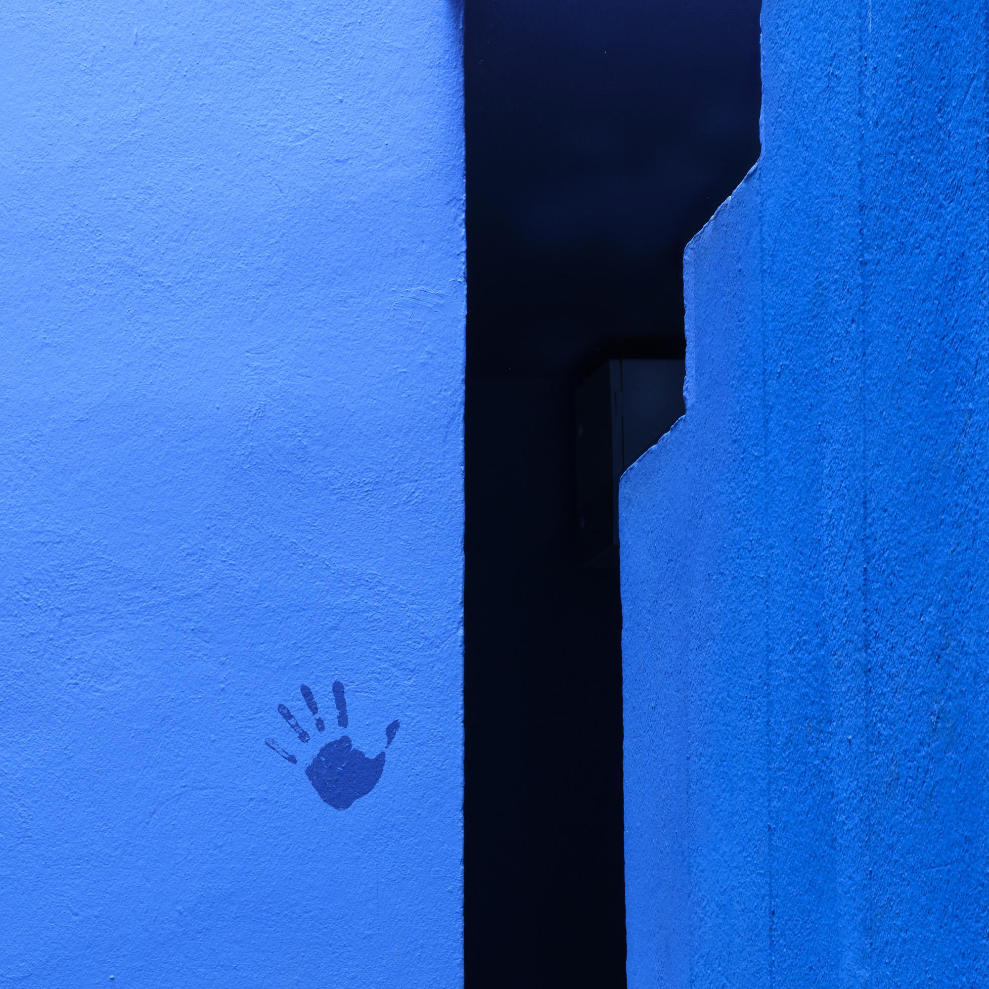„Blue Stairs, Calpe Spain“ Architekturfotografie auf Aluminium gerahmt im Angebot 3