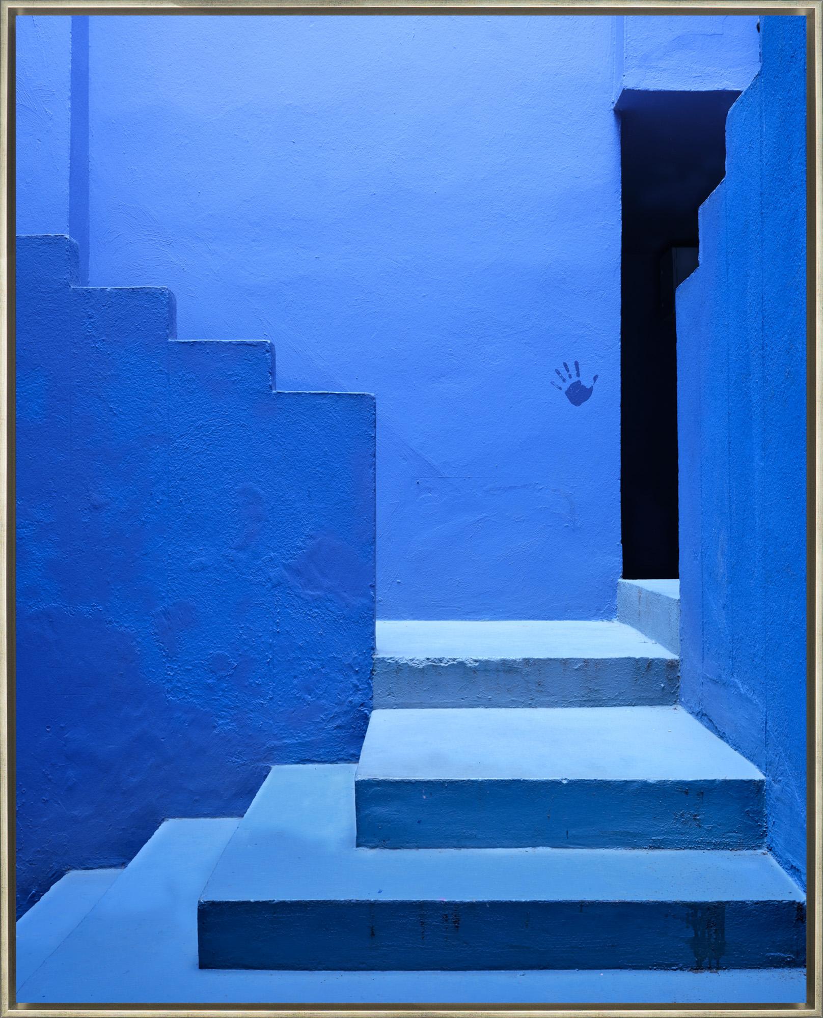 „Blue Stairs, Calpe Spain“ Architekturfotografie auf Aluminium gerahmt – Photograph von David Burdeny
