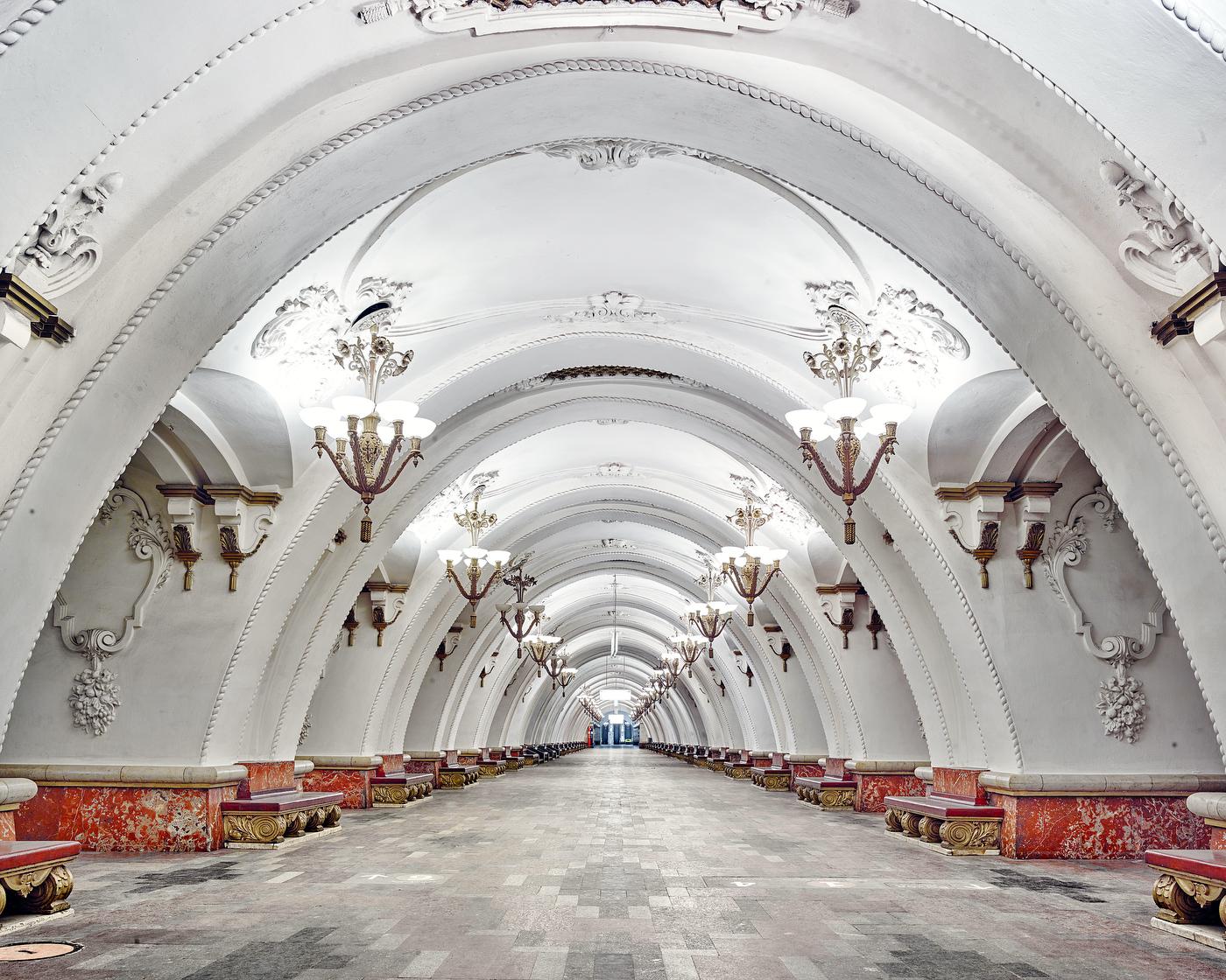 Alle verfügbaren Größen und Auflagen für jede Größe dieses Fotos:
21" x 26" Auflage von 7
32" x 40" Auflage von 7
44" x 55" Auflage von 10
59" x 73,5" Auflage von 5

Burdenys Russlandbilder, insbesondere seine Fotografien der Moskauer Metro, in