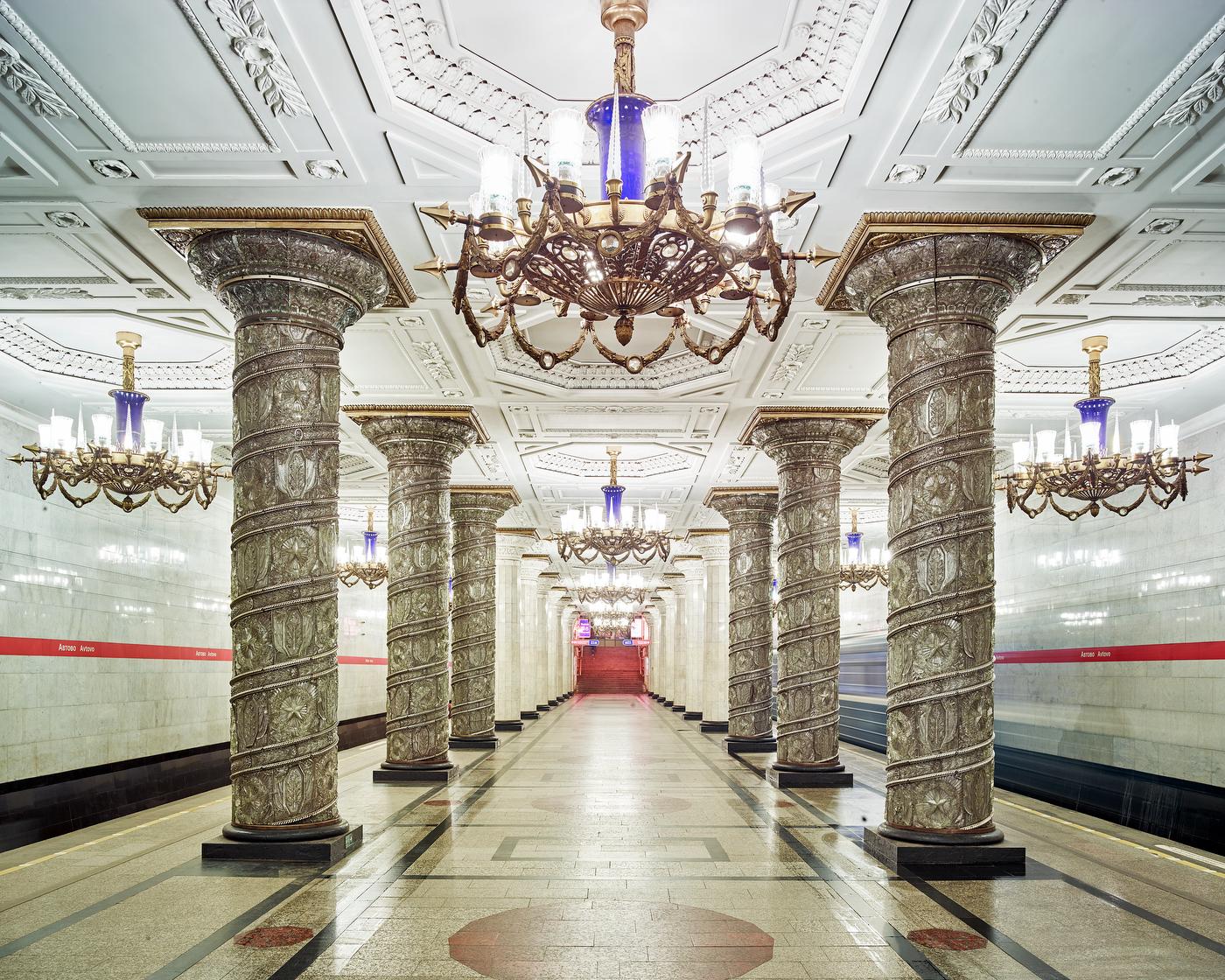 Alle verfügbaren Größen und Auflagen für jede Größe dieses Fotos:
21" x 26" Auflage von 7
32" x 40" Auflage von 7
44" x 55" Auflage von 10
59" x 73,5" Auflage von 5

Burdenys Russlandbilder, insbesondere seine Fotografien der Moskauer Metro, in