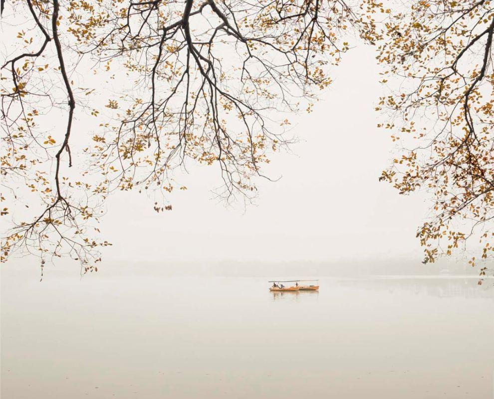 David Burdeny (geb. 1968. Winnipeg, Kanada) schloss sein Studium der Architektur und Innenarchitektur mit einem Master ab und war zu Beginn seiner Karriere in diesem Bereich tätig, bevor er sich als Fotograf etablierte. Burdeny setzt seine intime