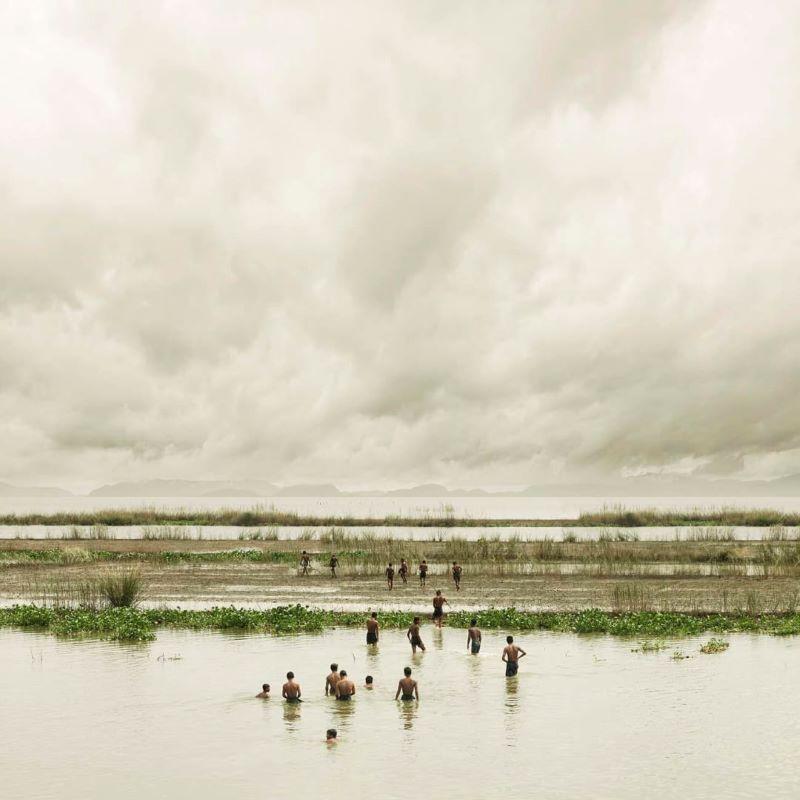 David Burdeny (nato nel 1968. Winnipeg, Canada) si è laureato con un master in Architettura e Interior Design e ha trascorso la prima parte della sua carriera esercitando la professione prima di affermarsi come fotografo. Burdeny traduce il suo
