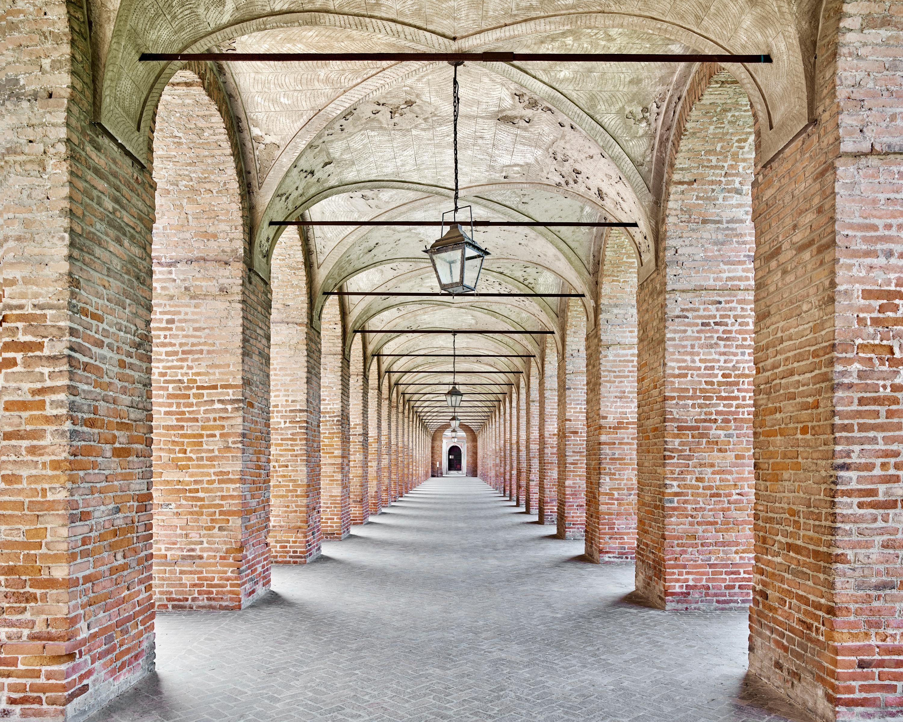 Stampa a pigmenti

Tutte le dimensioni e le edizioni disponibili per ciascuna dimensione di questa fotografia:
21" x 26" Edizione di 7
32" x 40" Edizione di 7
44" x 55" Edizione di 10
59" x 73,5" Edizione di 5

Mentre gli spazi sono ornati e