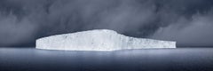 David Burdeny - Giant Tabular In Fog, Antarctica, 2020, imprimé d'après