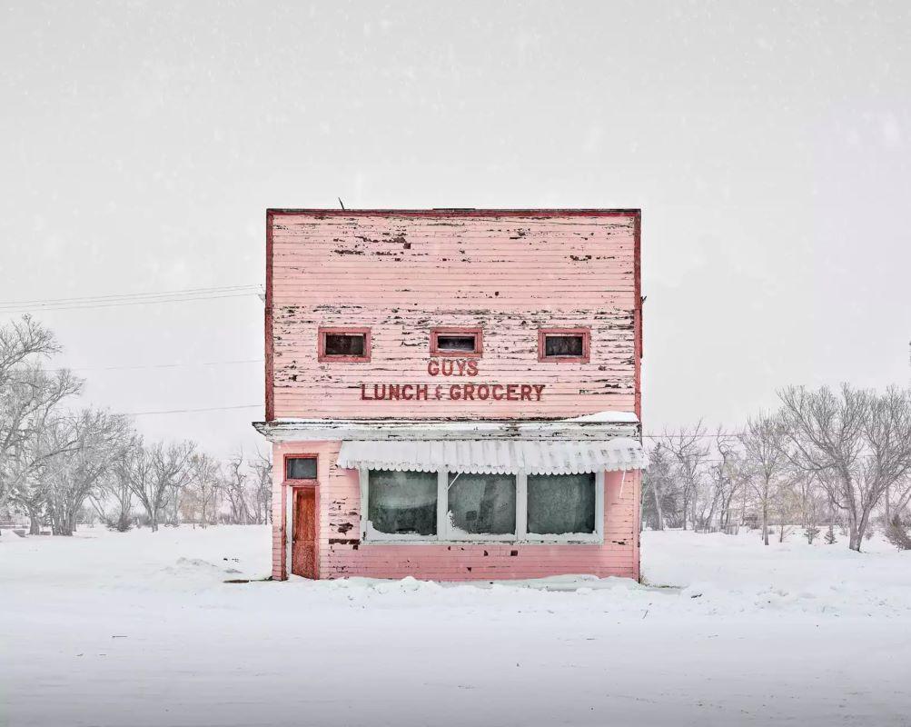 David Burdeny - Guys Lunch and Grocery, Saskatchewan, CA, 2020, imprimé d
après