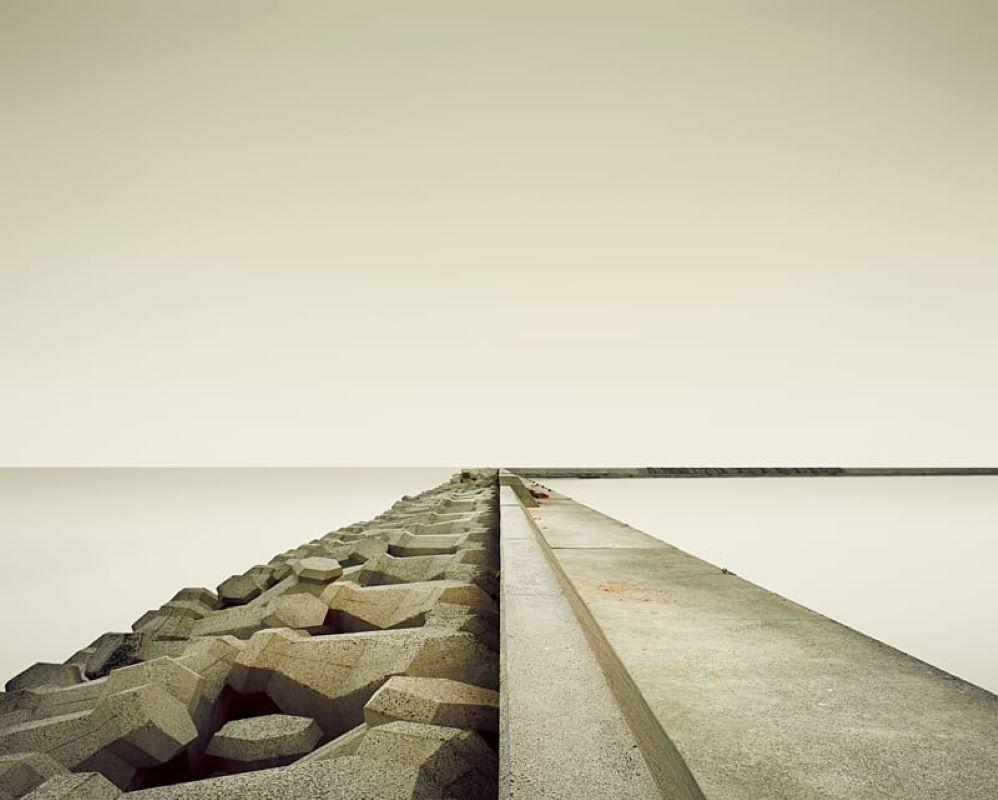 David Burdeny (n. 1968. Winnipeg, Canadá) se graduó con un máster en Arquitectura y Diseño de Interiores y pasó la primera parte de su carrera ejerciendo en su campo antes de establecerse como fotógrafo. Burdeny traduce su íntima apreciación de la