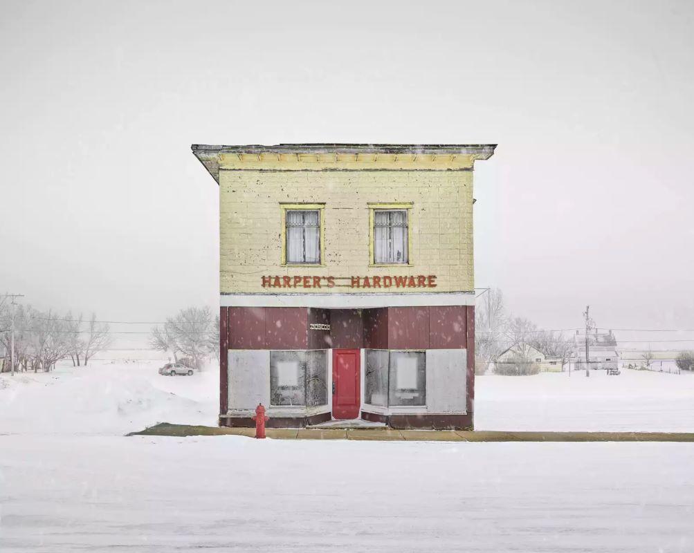 David Burdeny (n. 1968. Winnipeg, Canadá) se graduó con un máster en Arquitectura y Diseño de Interiores y pasó la primera parte de su carrera ejerciendo en su campo antes de establecerse como fotógrafo. Burdeny traduce su íntima apreciación de la