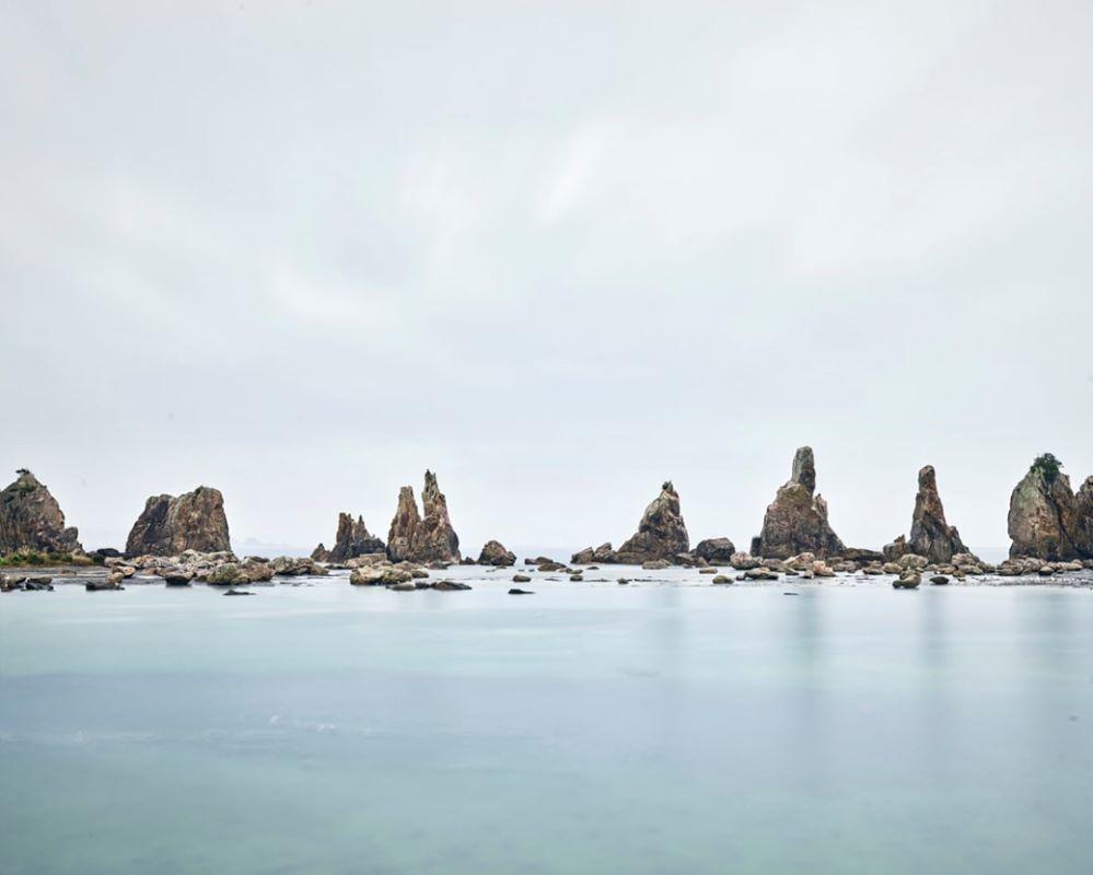 David Burdeny - Hashigui-iwa Rock, Japon, photographie 2017, imprimée après