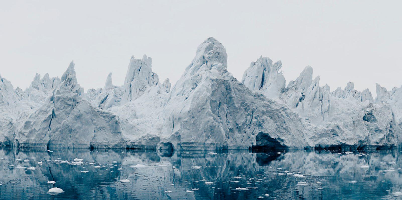 David Burdeny (n. 1968. Winnipeg, Canadá) se graduó con un máster en Arquitectura y Diseño de Interiores y pasó la primera parte de su carrera ejerciendo en su campo antes de establecerse como fotógrafo. Burdeny traduce su íntima apreciación de la