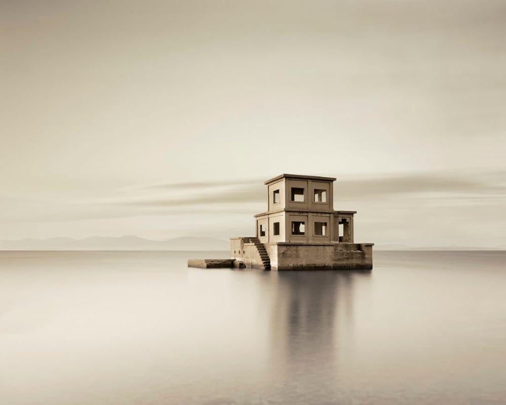 David Burdeny (nato nel 1968. Winnipeg, Canada) si è laureato con un master in Architettura e Interior Design e ha trascorso la prima parte della sua carriera esercitando la professione prima di affermarsi come fotografo. Burdeny traduce il suo