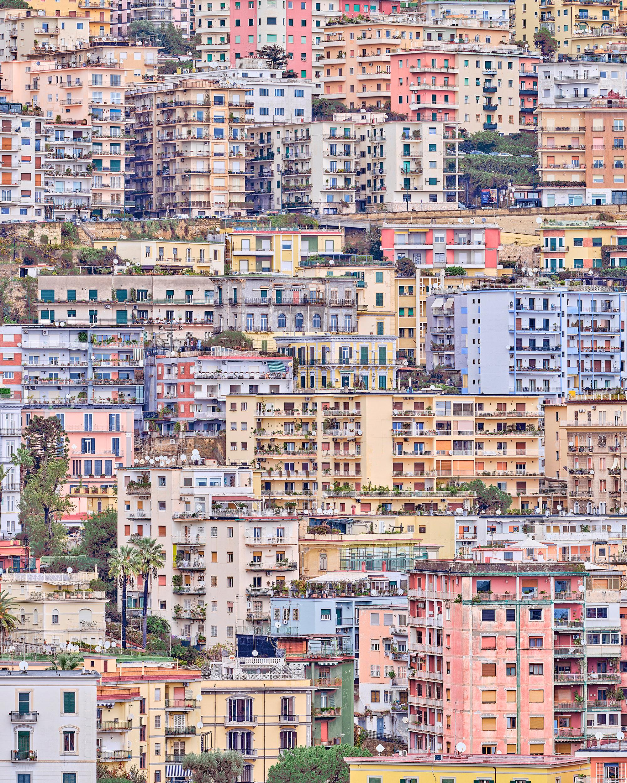 Nápoles, Italia

Tallas disponibles:
26 x 21 pulgadas: Edición de 7
40 x 32 pulgadas: Edición de 7
55 x 44 pulgadas: Edición de 10
73,5 x 59 pulgadas: Edición de 5

David Burdeny (n. 1968. Winnipeg, Canadá) se graduó con un máster en Arquitectura y