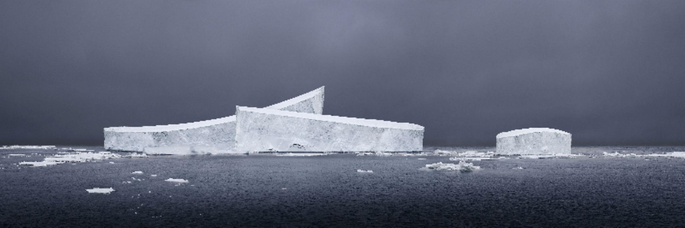 David Burdeny (n. 1968. Winnipeg, Canadá) se graduó con un máster en Arquitectura y Diseño de Interiores y pasó la primera parte de su carrera ejerciendo en su campo antes de establecerse como fotógrafo. Burdeny traduce su íntima apreciación de la
