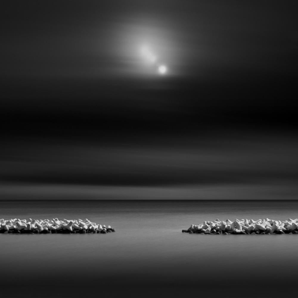 David Burdeny (nato nel 1968. Winnipeg, Canada) si è laureato con un master in Architettura e Interior Design e ha trascorso la prima parte della sua carriera esercitando la professione prima di affermarsi come fotografo. Burdeny traduce il suo