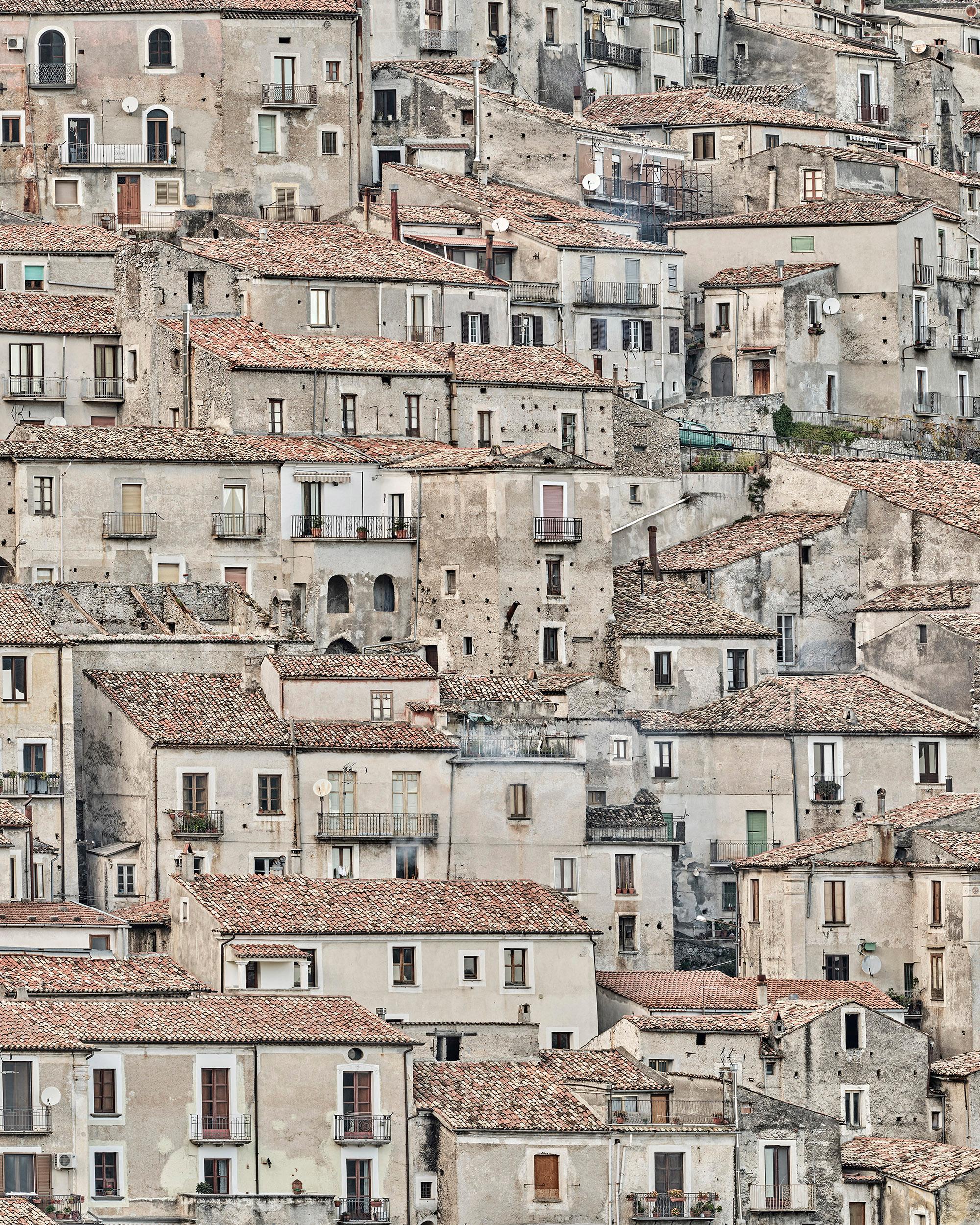 Calabria, Italia

Tallas disponibles:
26 x 21 pulgadas: Edición de 7
40 x 32 pulgadas: Edición de 7
55 x 44 pulgadas: Edición de 10
73,5 x 59 pulgadas: Edición de 5

David Burdeny (n. 1968. Winnipeg, Canadá) se graduó con un máster en Arquitectura y