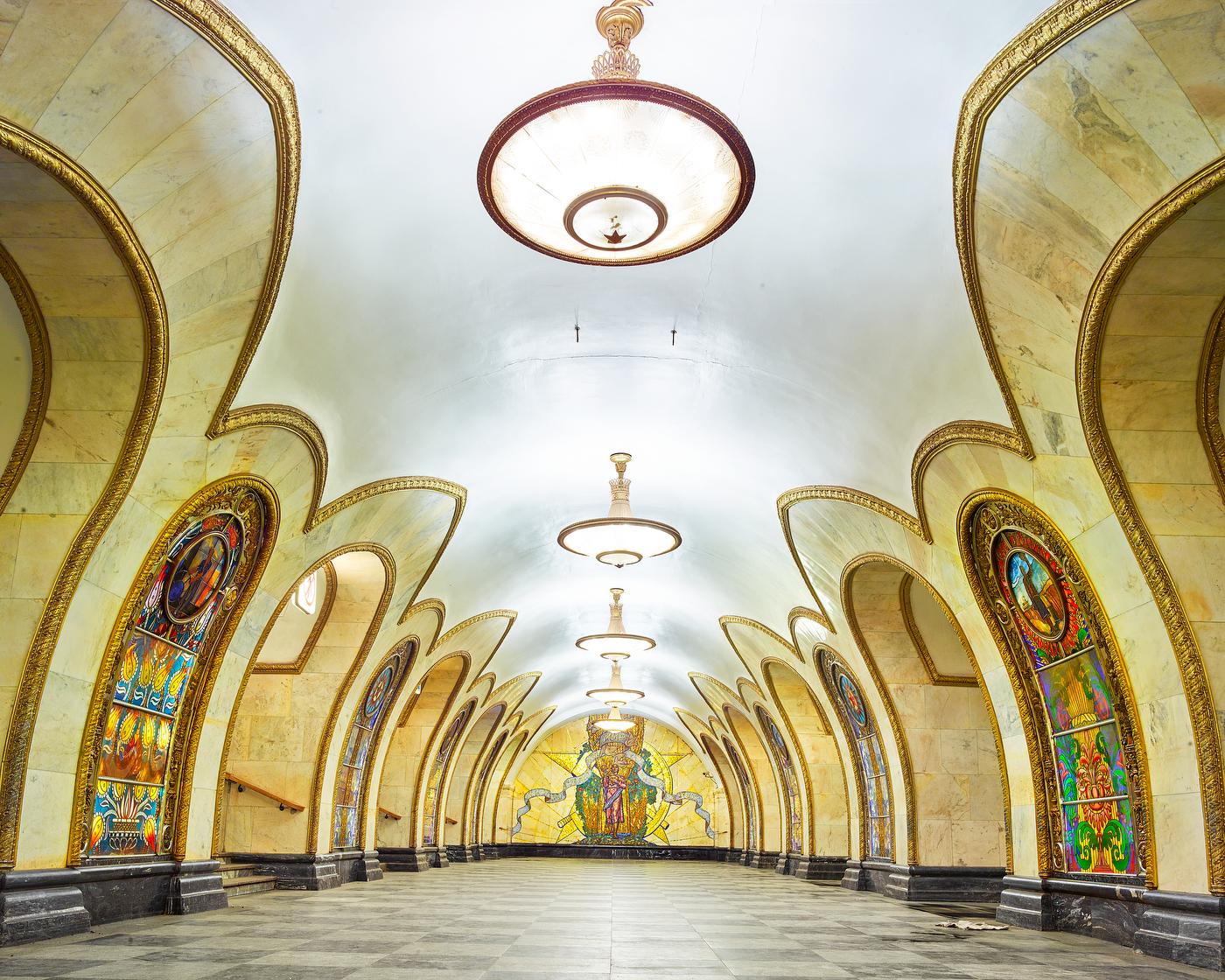 Alle verfügbaren Größen und Auflagen für jede Größe dieses Fotos:
21" x 26" Auflage von 7
32" x 40" Auflage von 7
44" x 55" Auflage von 10
59" x 73,5" Auflage von 5

Burdenys Russlandbilder, insbesondere seine Fotografien der Moskauer Metro, in