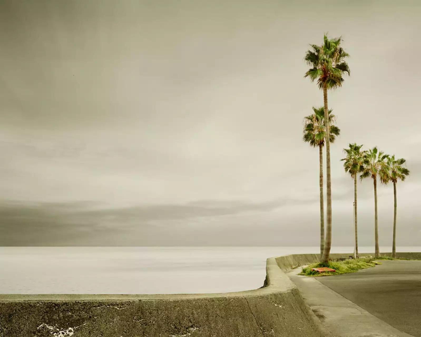 David Burdeny (nato nel 1968. Winnipeg, Canada) si è laureato con un master in Architettura e Interior Design e ha trascorso la prima parte della sua carriera esercitando la professione prima di affermarsi come fotografo. Burdeny traduce il suo