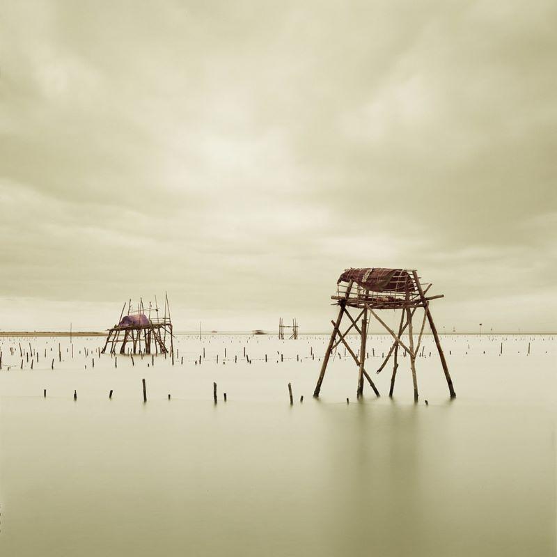 David Burdeny (nato nel 1968. Winnipeg, Canada) si è laureato con un master in Architettura e Interior Design e ha trascorso la prima parte della sua carriera esercitando la professione prima di affermarsi come fotografo. Burdeny traduce il suo
