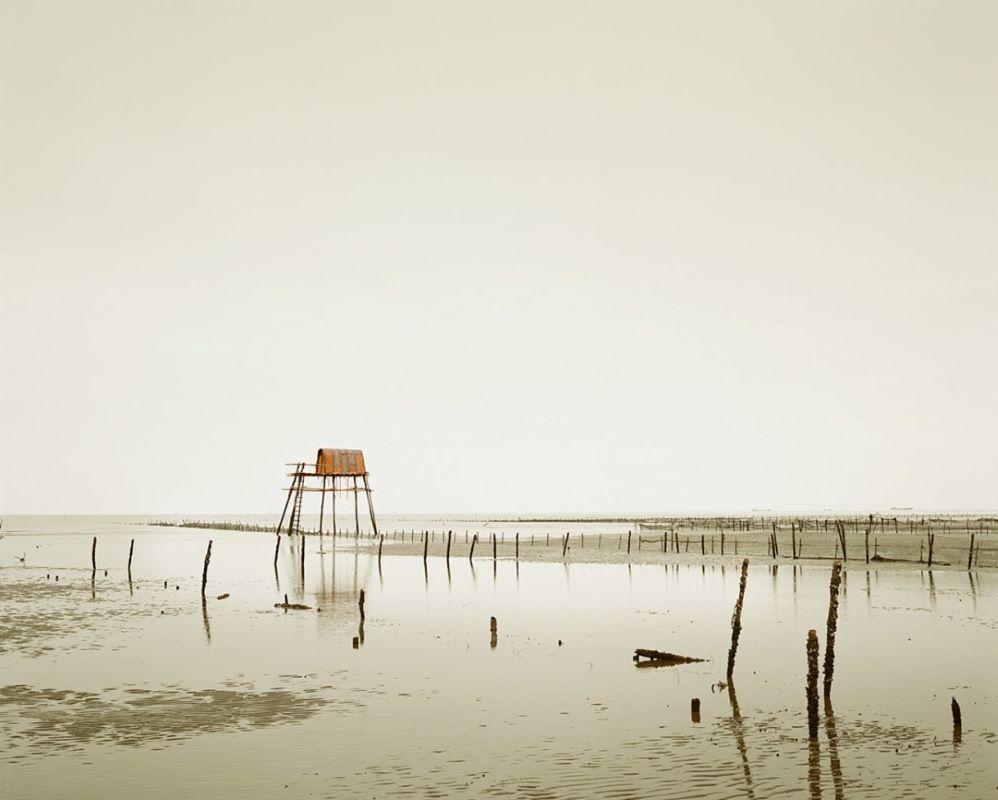 David Burdeny (geb. 1968. Winnipeg, Kanada) schloss sein Studium der Architektur und Innenarchitektur mit einem Master ab und war zu Beginn seiner Karriere in diesem Bereich tätig, bevor er sich als Fotograf etablierte. Burdeny setzt seine intime