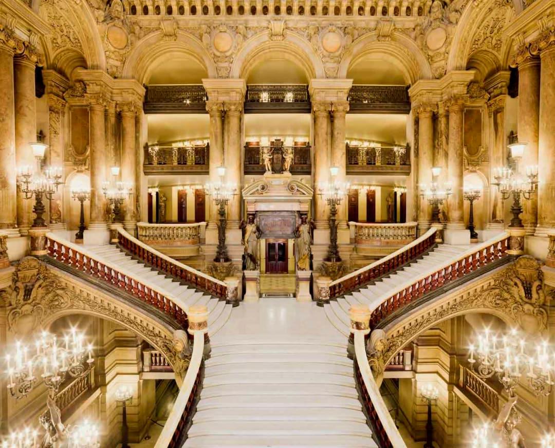 Tous les formats et éditions disponibles pour chaque format de cette photographie :
13" x 16" Edition de 4
21" x 26" Edition de 4
32" x 40" Edition de 7
44" x 55" Edition de 10

Alors que les espaces eux-mêmes sont ornés et traditionnels, Burdeny