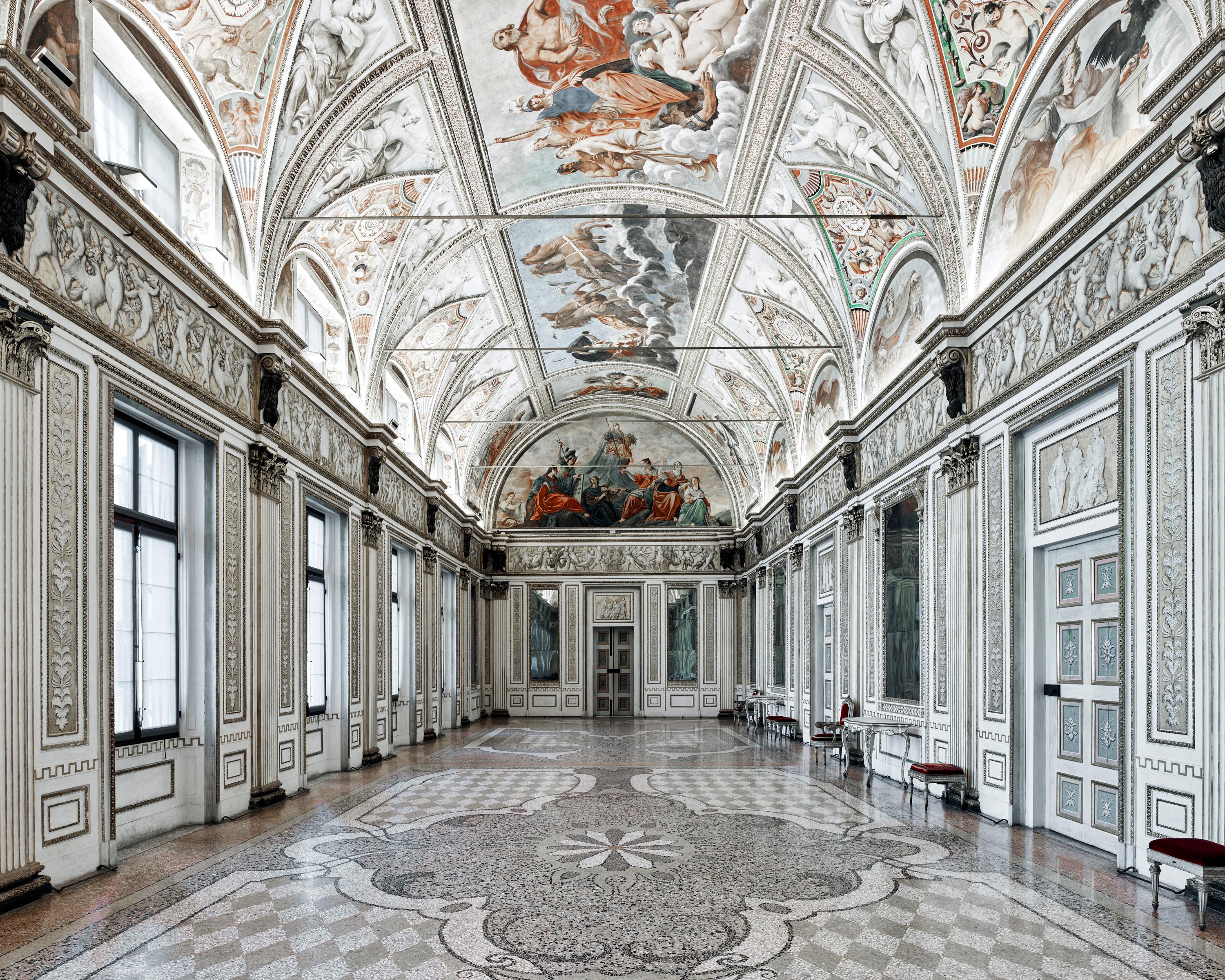 Stampa a pigmenti

Tutte le dimensioni e le edizioni disponibili per ciascuna dimensione di questa fotografia:
21" x 26" Edizione di 7
32" x 40" Edizione di 7
44" x 55" Edizione di 10
59" x 73,5" Edizione di 5

Mentre gli spazi sono ornati e
