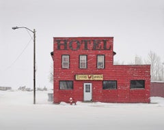 David Burdeny - Hotel Rojo, Saskatchewan, CA, Fotografía, 2020, Impreso después de